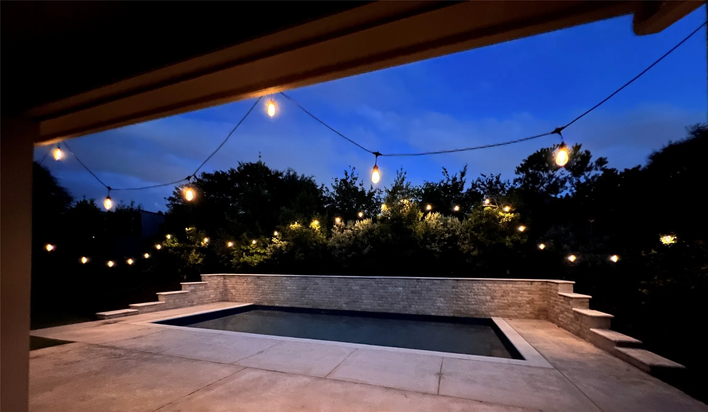 Enjoy evenings poolside