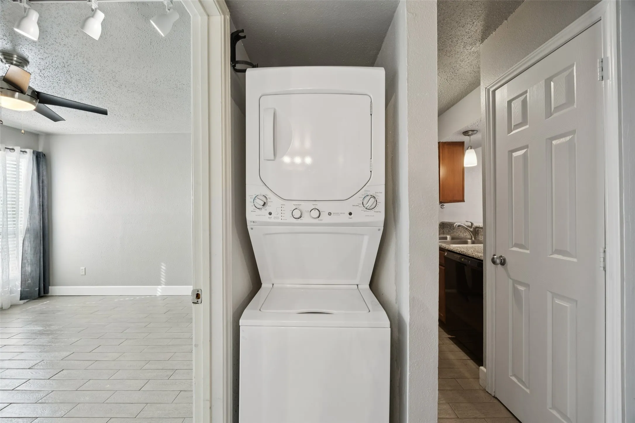 Condominium For Sale in Dallas County , 1503 N Garrett Avenue 111, Dallas, Texas 75206, 1 Bedroom, 1 Bathroom, Garage spaces, 586 Sqft, built in 1982, mls#21303032, Real Estate Agent in Dallas, Homes For Sale in Dallas county, Homes For Sale in Dallas, Realtor in Dallas Texas, Real Estate Brokerage Independent Realty Texas, Luminita Cordes Realtor