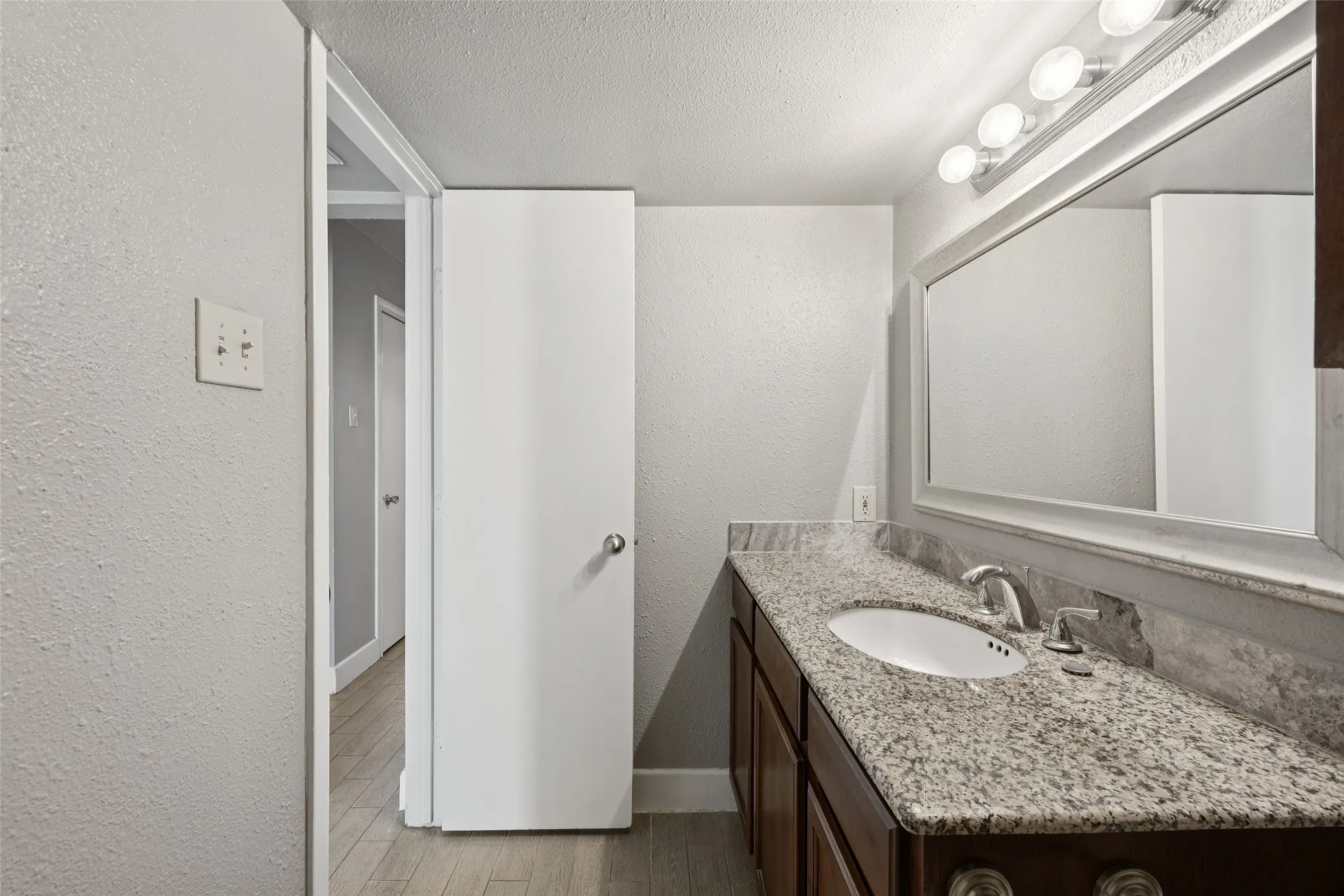 Condominium For Sale in Dallas County , 1503 N Garrett Avenue 111, Dallas, Texas 75206, 1 Bedroom, 1 Bathroom, Garage spaces, 586 Sqft, built in 1982, mls#21303032, Real Estate Agent in Dallas, Homes For Sale in Dallas county, Homes For Sale in Dallas, Realtor in Dallas Texas, Real Estate Brokerage Independent Realty Texas, Luminita Cordes Realtor