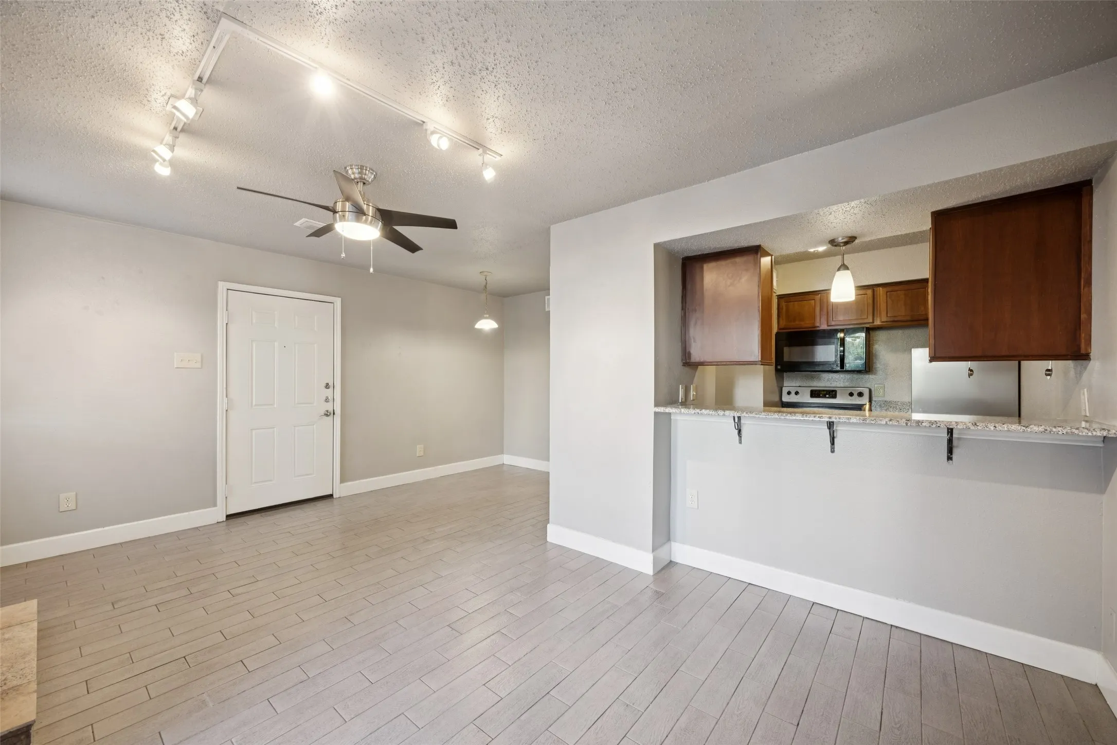 Condominium For Sale in Dallas County , 1503 N Garrett Avenue 111, Dallas, Texas 75206, 1 Bedroom, 1 Bathroom, Garage spaces, 586 Sqft, built in 1982, mls#21303032, Real Estate Agent in Dallas, Homes For Sale in Dallas county, Homes For Sale in Dallas, Realtor in Dallas Texas, Real Estate Brokerage Independent Realty Texas, Luminita Cordes Realtor