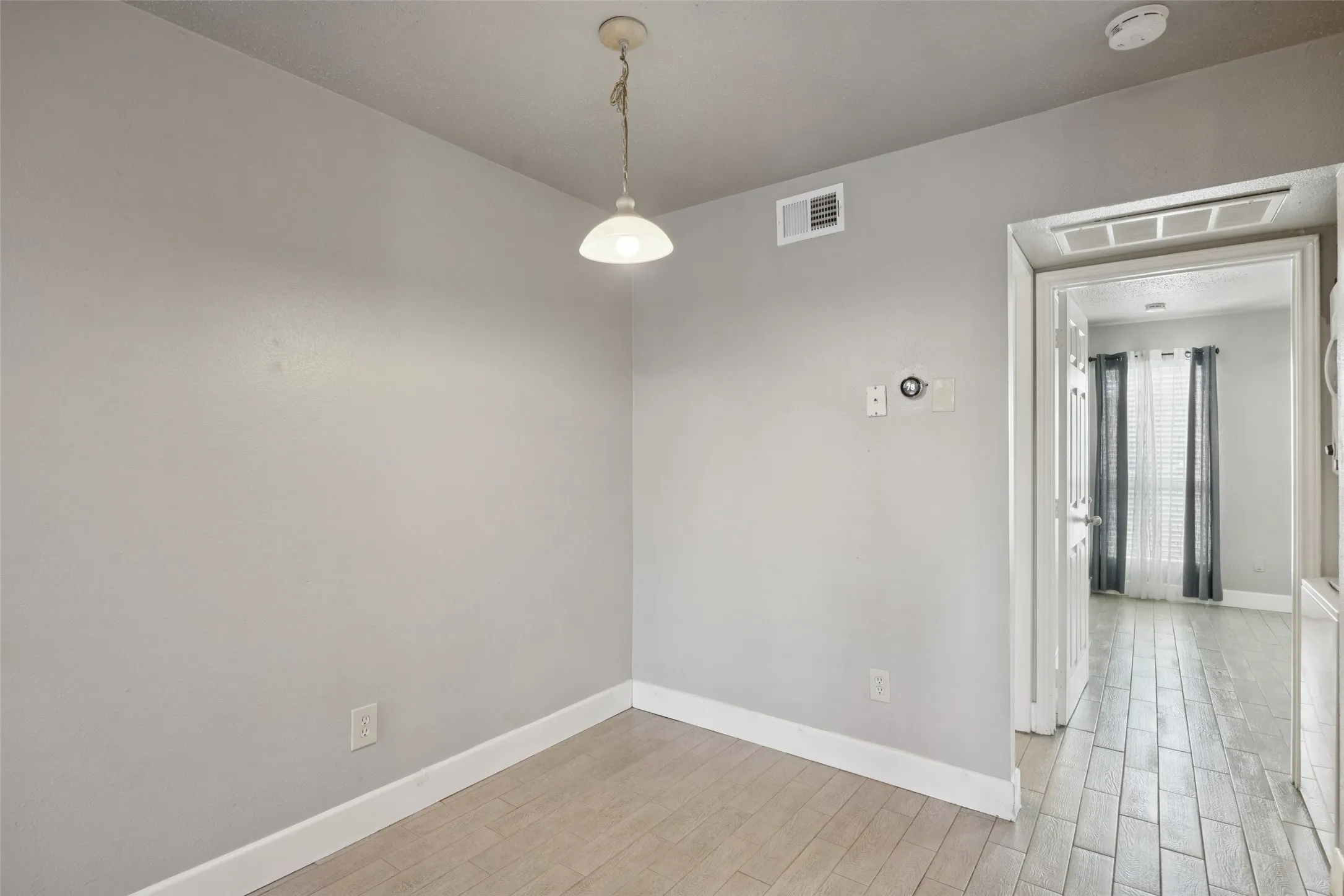 Condominium For Sale in Dallas County , 1503 N Garrett Avenue 111, Dallas, Texas 75206, 1 Bedroom, 1 Bathroom, Garage spaces, 586 Sqft, built in 1982, mls#21303032, Real Estate Agent in Dallas, Homes For Sale in Dallas county, Homes For Sale in Dallas, Realtor in Dallas Texas, Real Estate Brokerage Independent Realty Texas, Luminita Cordes Realtor