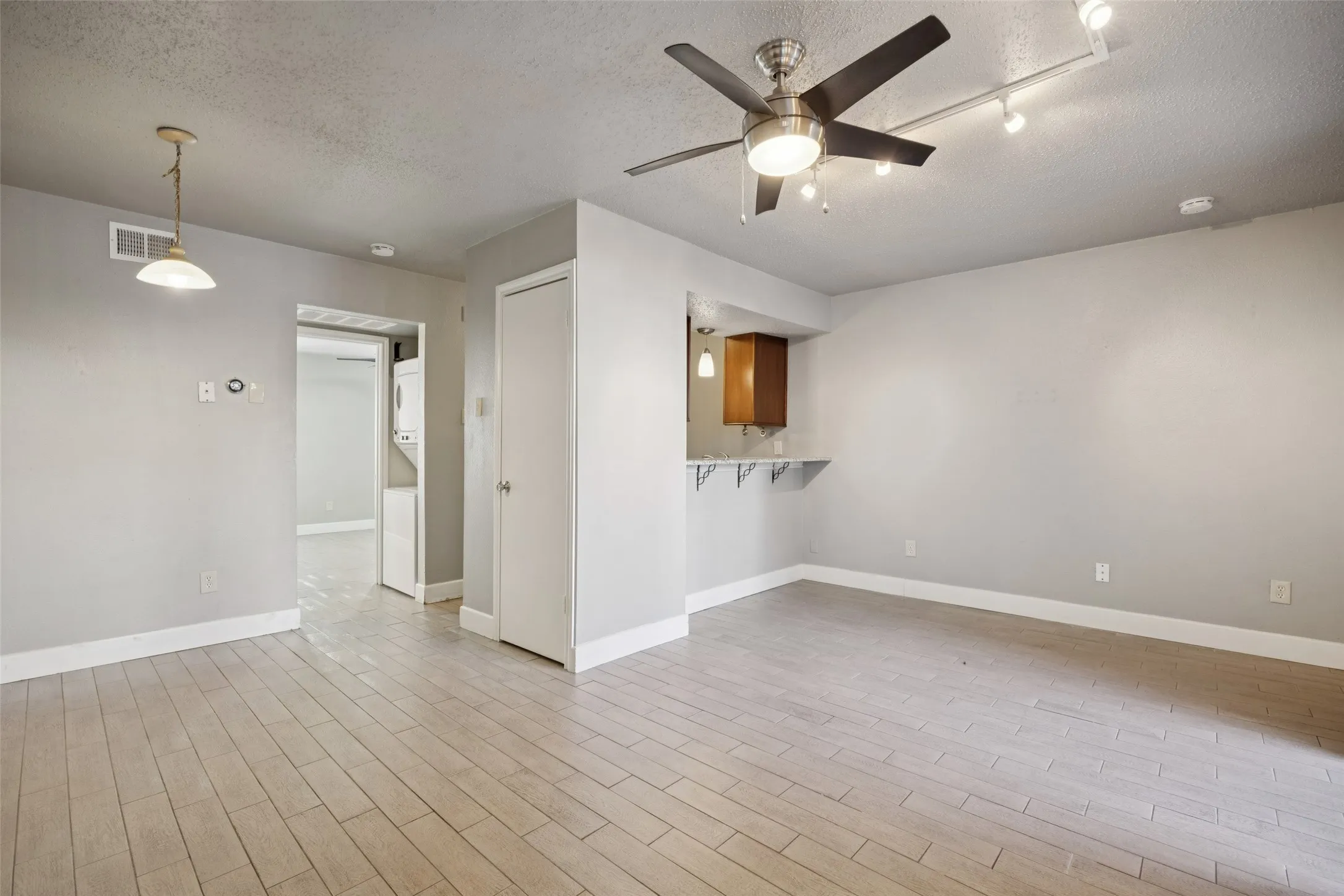 Condominium For Sale in Dallas County , 1503 N Garrett Avenue 111, Dallas, Texas 75206, 1 Bedroom, 1 Bathroom, Garage spaces, 586 Sqft, built in 1982, mls#21303032, Real Estate Agent in Dallas, Homes For Sale in Dallas county, Homes For Sale in Dallas, Realtor in Dallas Texas, Real Estate Brokerage Independent Realty Texas, Luminita Cordes Realtor