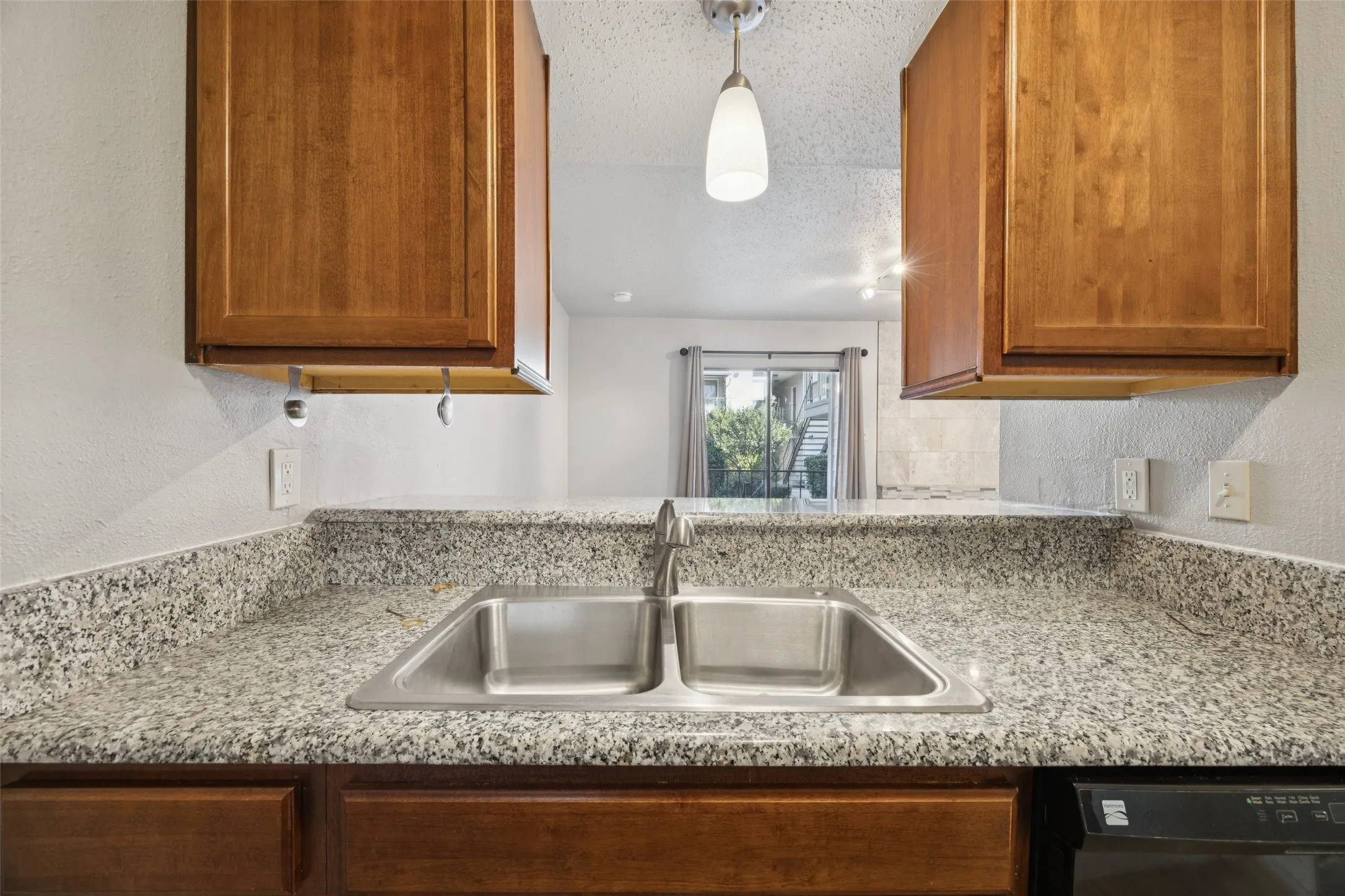 Condominium For Sale in Dallas County , 1503 N Garrett Avenue 111, Dallas, Texas 75206, 1 Bedroom, 1 Bathroom, Garage spaces, 586 Sqft, built in 1982, mls#21303032, Real Estate Agent in Dallas, Homes For Sale in Dallas county, Homes For Sale in Dallas, Realtor in Dallas Texas, Real Estate Brokerage Independent Realty Texas, Luminita Cordes Realtor
