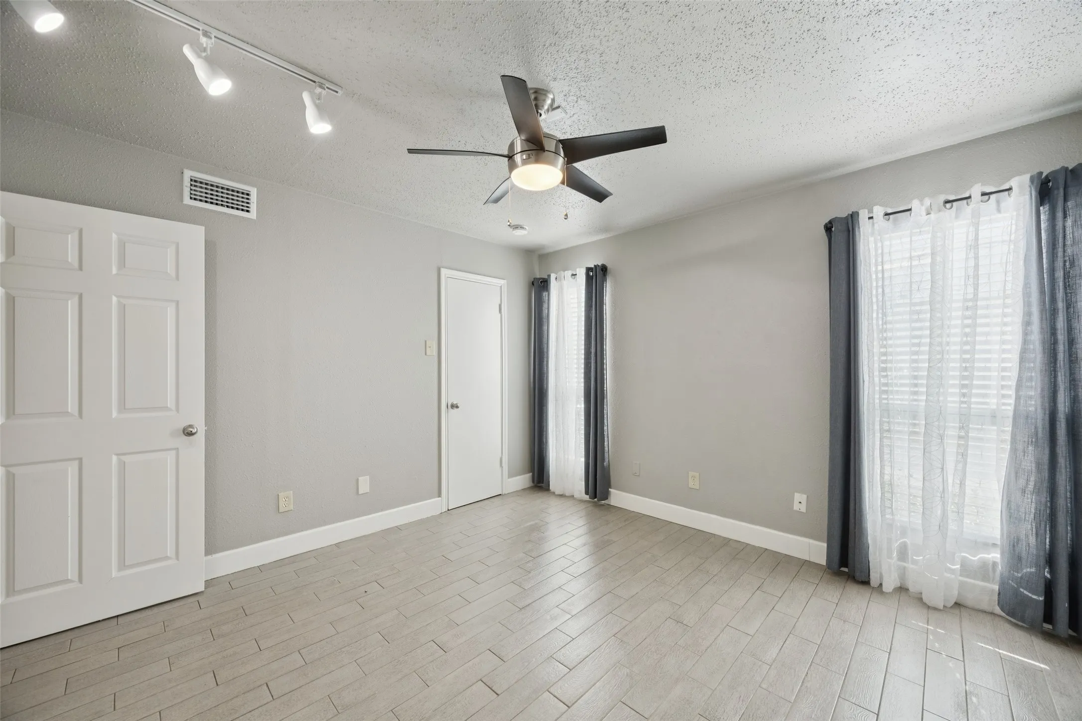 Condominium For Sale in Dallas County , 1503 N Garrett Avenue 111, Dallas, Texas 75206, 1 Bedroom, 1 Bathroom, Garage spaces, 586 Sqft, built in 1982, mls#21303032, Real Estate Agent in Dallas, Homes For Sale in Dallas county, Homes For Sale in Dallas, Realtor in Dallas Texas, Real Estate Brokerage Independent Realty Texas, Luminita Cordes Realtor