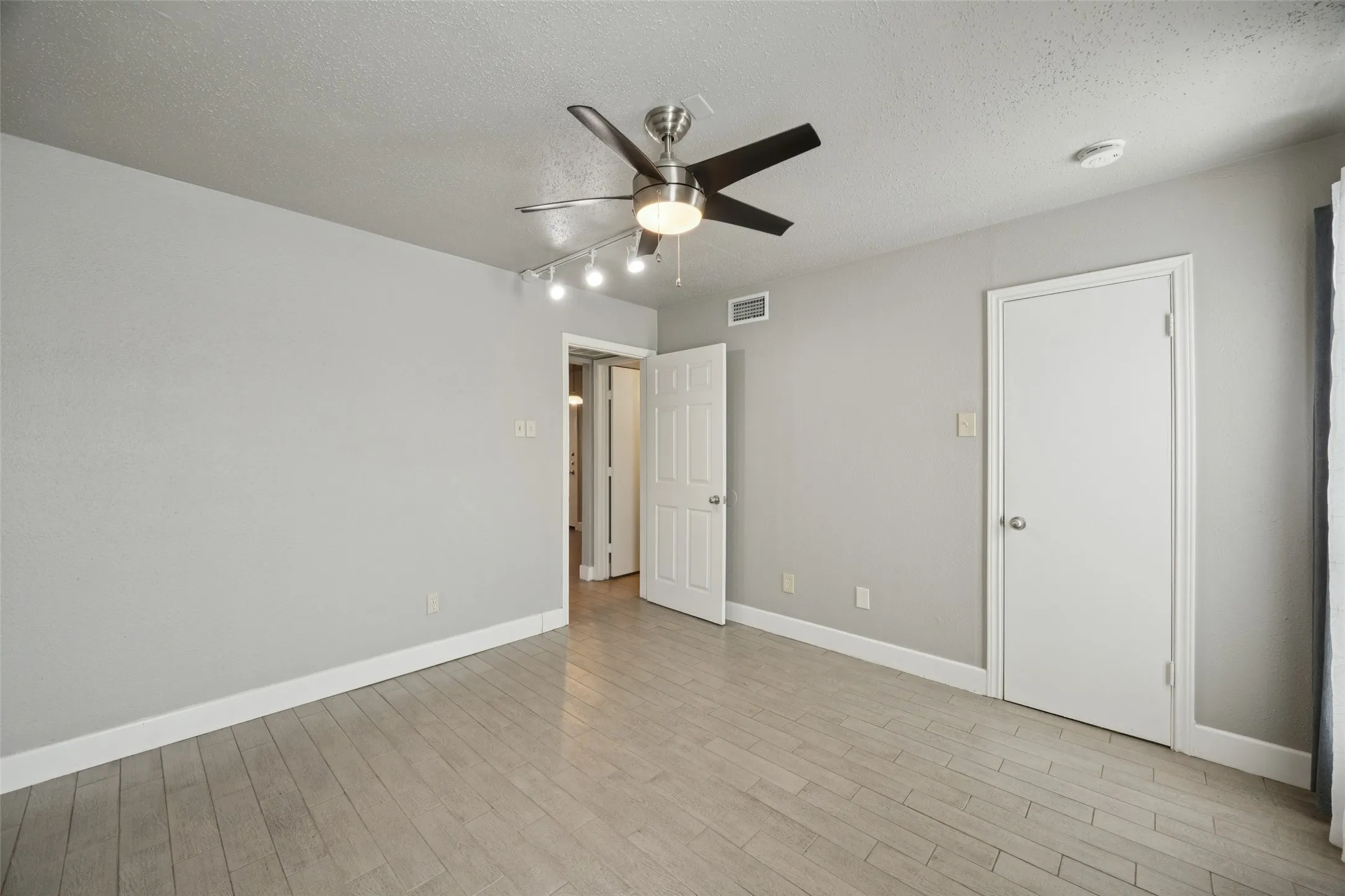 Condominium For Sale in Dallas County , 1503 N Garrett Avenue 111, Dallas, Texas 75206, 1 Bedroom, 1 Bathroom, Garage spaces, 586 Sqft, built in 1982, mls#21303032, Real Estate Agent in Dallas, Homes For Sale in Dallas county, Homes For Sale in Dallas, Realtor in Dallas Texas, Real Estate Brokerage Independent Realty Texas, Luminita Cordes Realtor