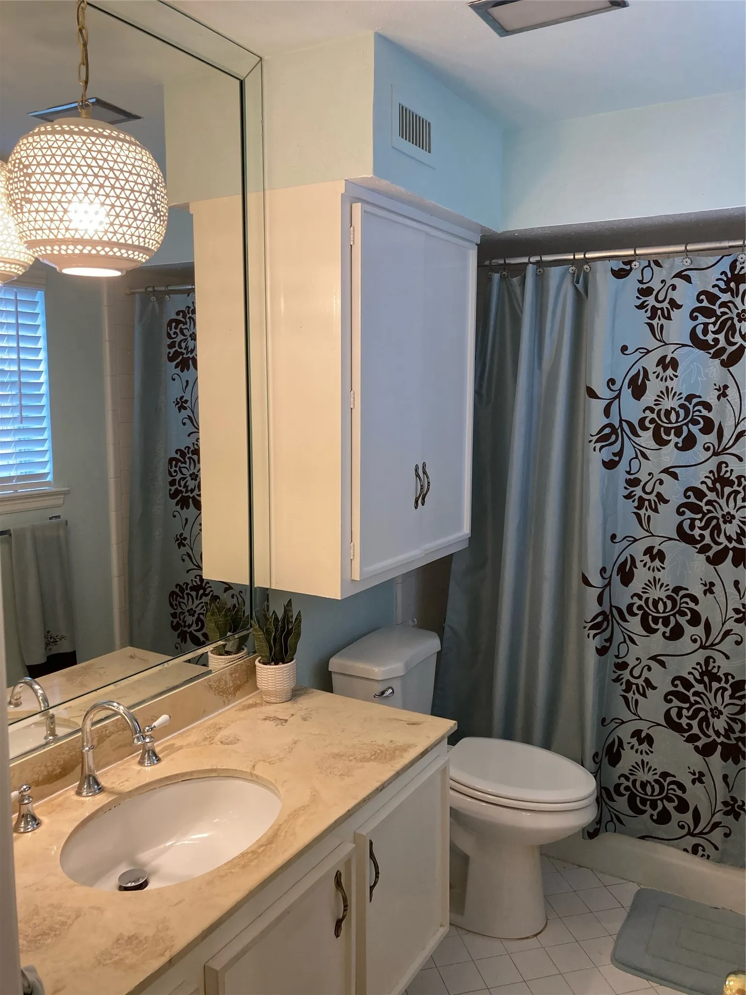 En suite bathroom in primary bedroom