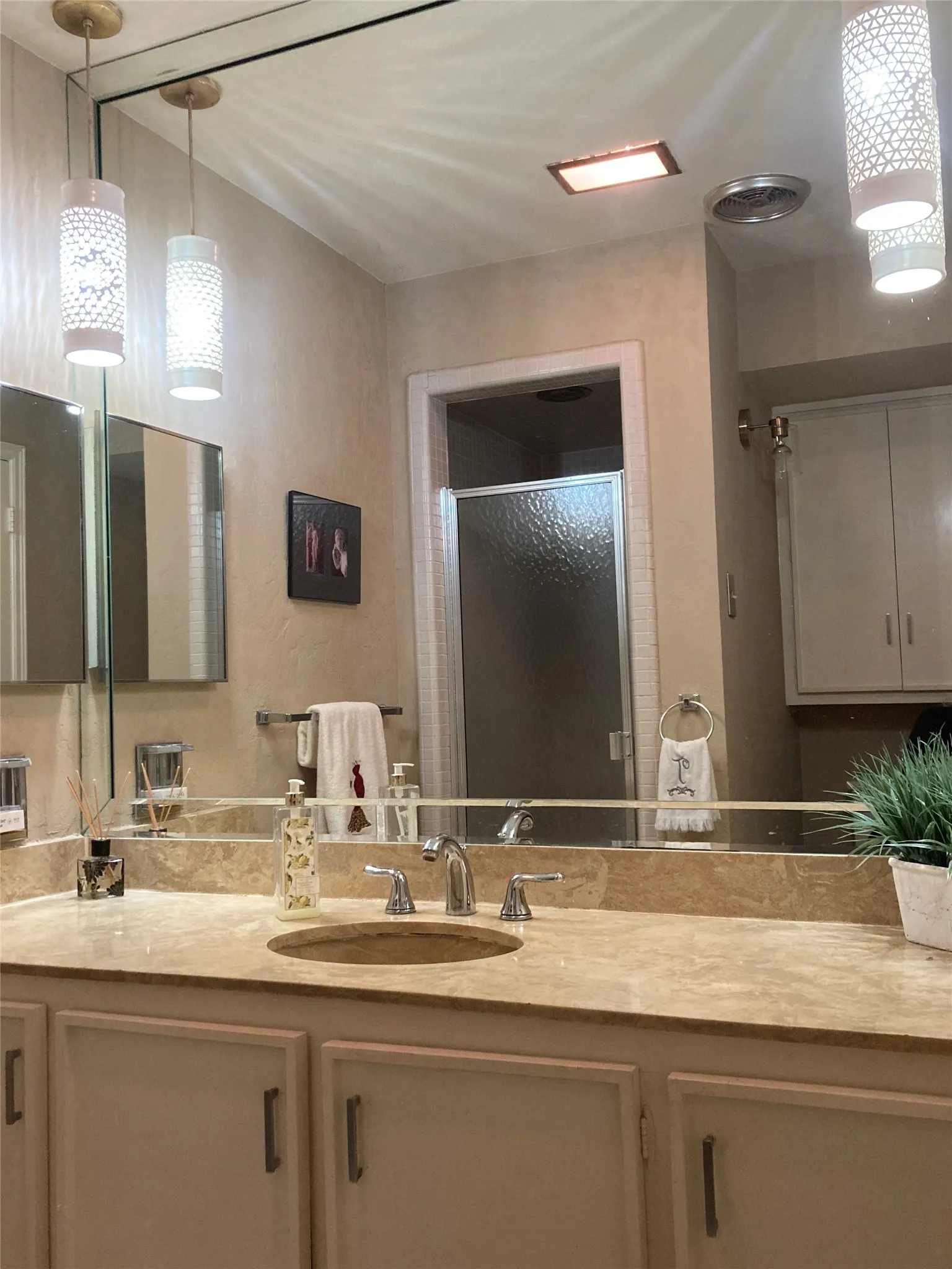 Full guest bath in hallway