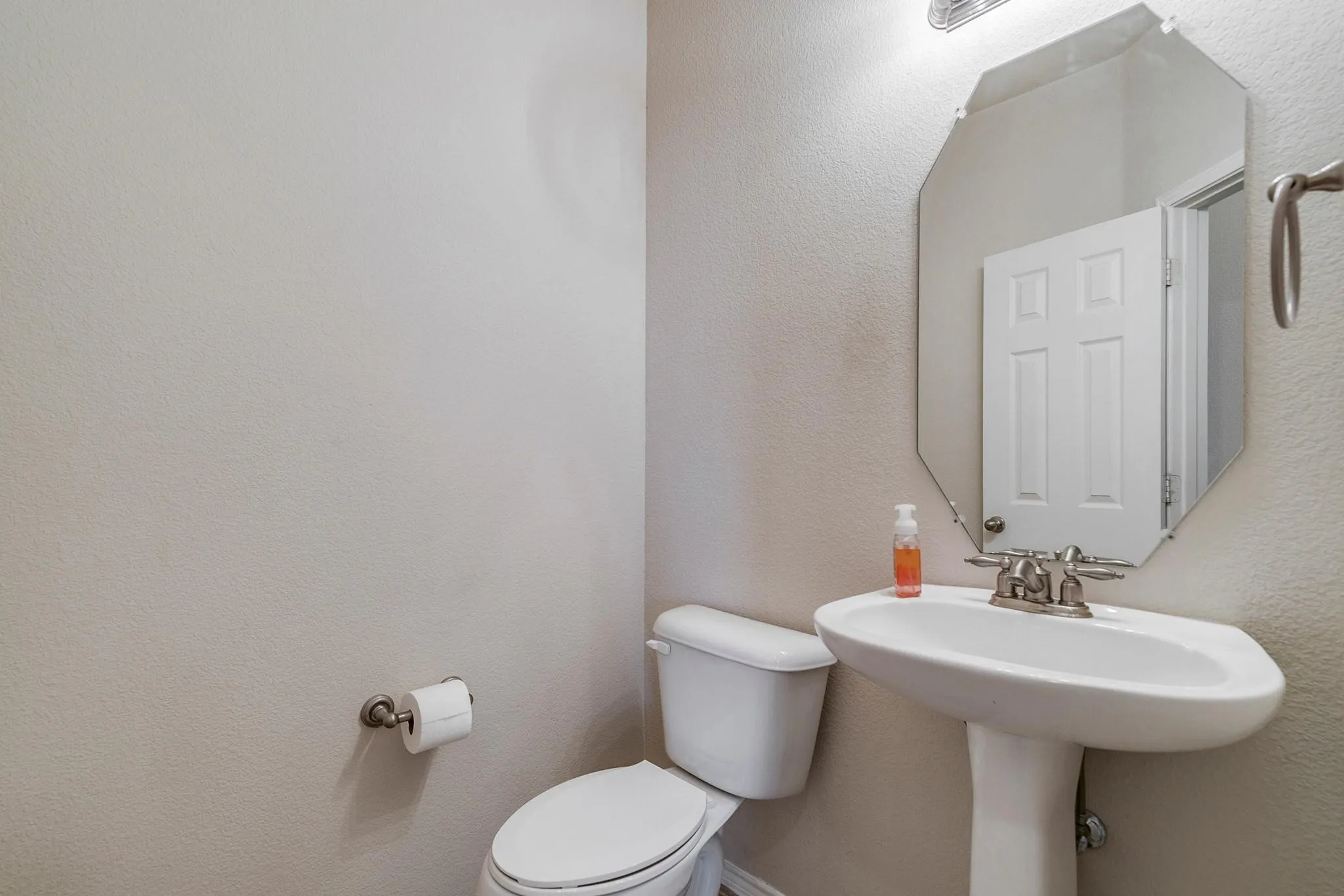 Single Family Residence For Rent in Collin County , 11570 Beeville Drive, Frisco, Texas 75035, 5 Bedroom, 4 Bathroom, 2 Garage spaces, 3,708 Sqft, built in 2006, mls#21304380, Real Estate Agent in Frisco, Homes For Rent in Collin county, Homes For Rent in Frisco, Realtor in Frisco Texas, Real Estate Brokerage Independent Realty Texas, Luminita Cordes Realtor