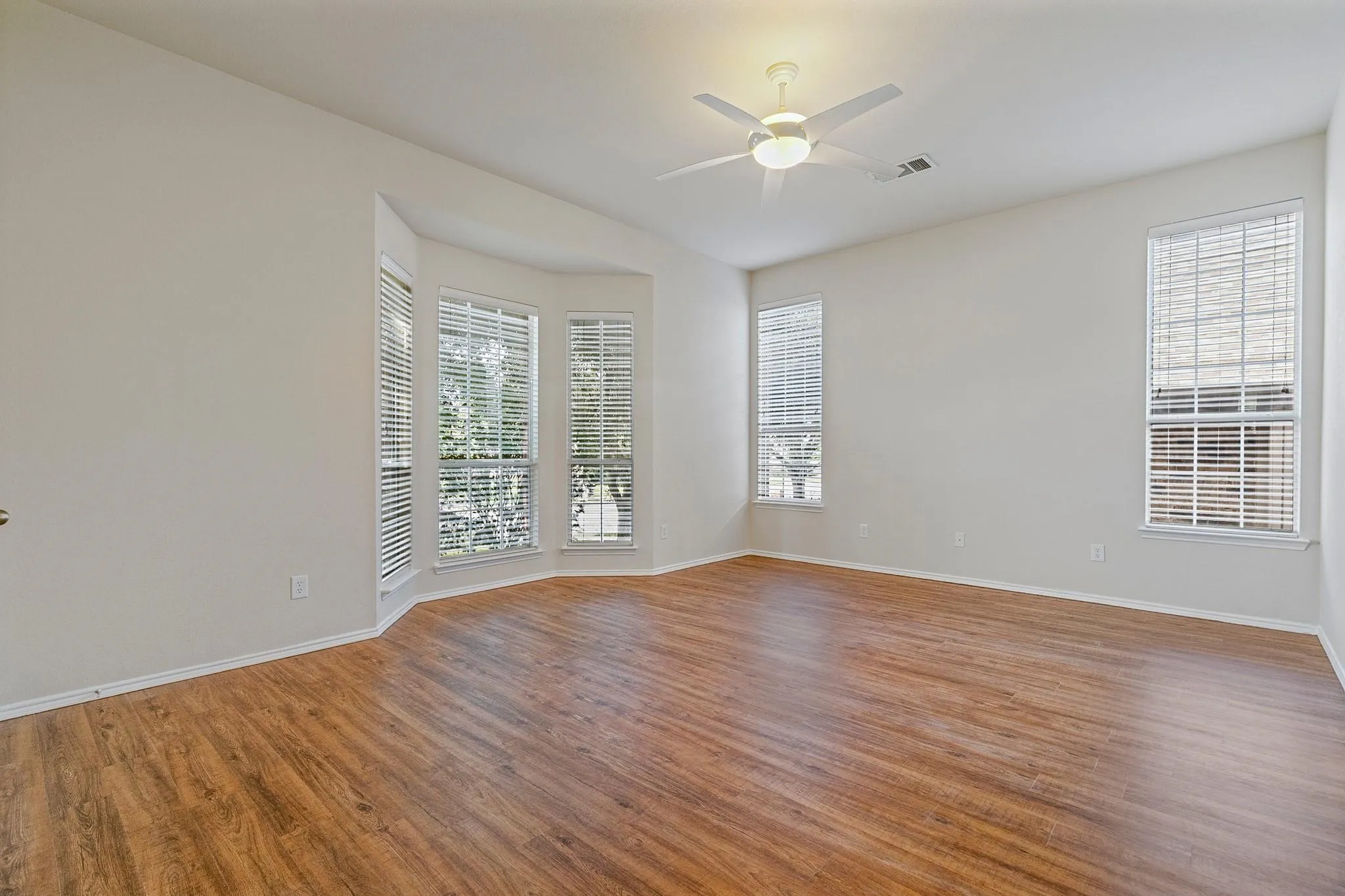Single Family Residence For Rent in Collin County , 11570 Beeville Drive, Frisco, Texas 75035, 5 Bedroom, 4 Bathroom, 2 Garage spaces, 3,708 Sqft, built in 2006, mls#21304380, Real Estate Agent in Frisco, Homes For Rent in Collin county, Homes For Rent in Frisco, Realtor in Frisco Texas, Real Estate Brokerage Independent Realty Texas, Luminita Cordes Realtor