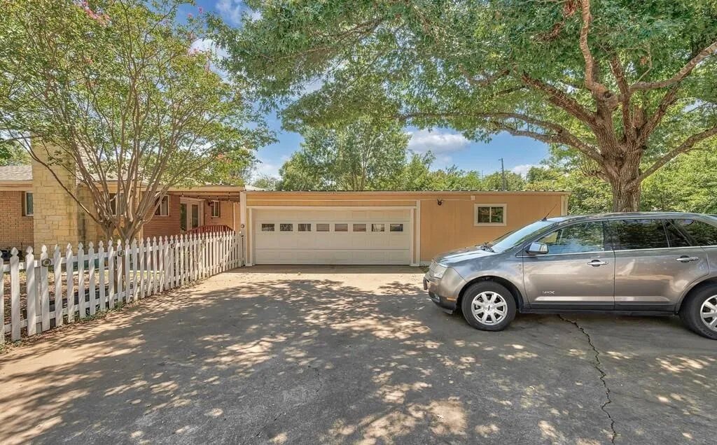 Single Family Residence For Sale in Mc Lennan County , 1732 Hilltop Drive, Waco, Texas 76710, 4 Bedroom, 3 Bathroom, 2 Garage spaces, 2,186 Sqft, built in 1963, mls#21300660, Real Estate Agent in Waco, Homes For Sale in Mc Lennan county, Homes For Sale in Waco, Realtor in Waco Texas, Real Estate Brokerage Independent Realty Texas, Luminita Cordes Realtor