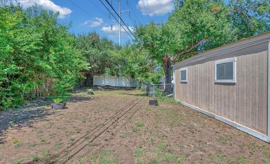 Single Family Residence For Sale in Mc Lennan County , 1732 Hilltop Drive, Waco, Texas 76710, 4 Bedroom, 3 Bathroom, 2 Garage spaces, 2,186 Sqft, built in 1963, mls#21300660, Real Estate Agent in Waco, Homes For Sale in Mc Lennan county, Homes For Sale in Waco, Realtor in Waco Texas, Real Estate Brokerage Independent Realty Texas, Luminita Cordes Realtor