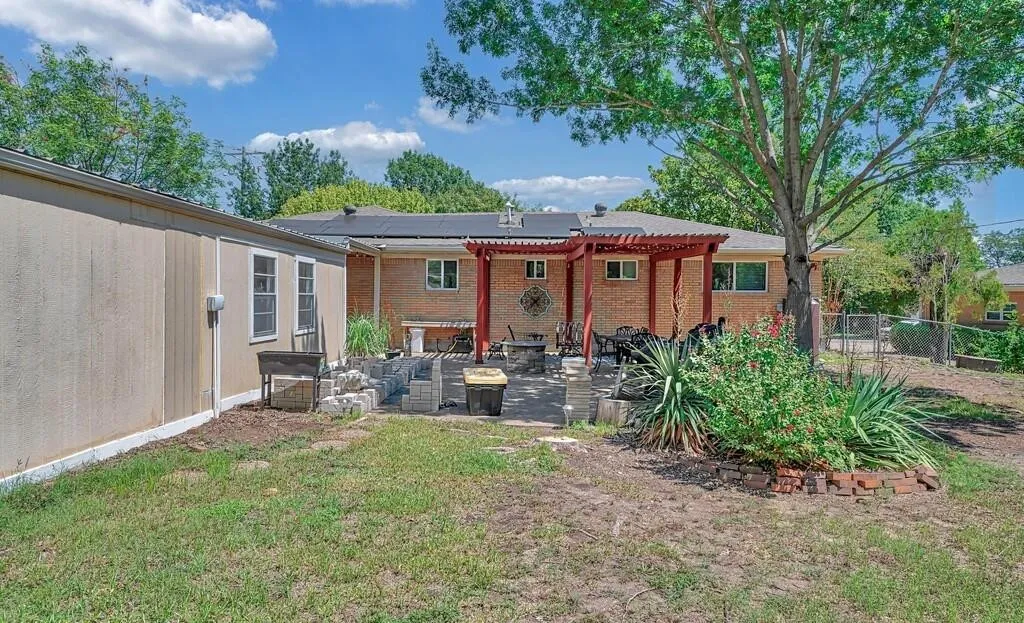 Single Family Residence For Sale in Mc Lennan County , 1732 Hilltop Drive, Waco, Texas 76710, 4 Bedroom, 3 Bathroom, 2 Garage spaces, 2,186 Sqft, built in 1963, mls#21300660, Real Estate Agent in Waco, Homes For Sale in Mc Lennan county, Homes For Sale in Waco, Realtor in Waco Texas, Real Estate Brokerage Independent Realty Texas, Luminita Cordes Realtor