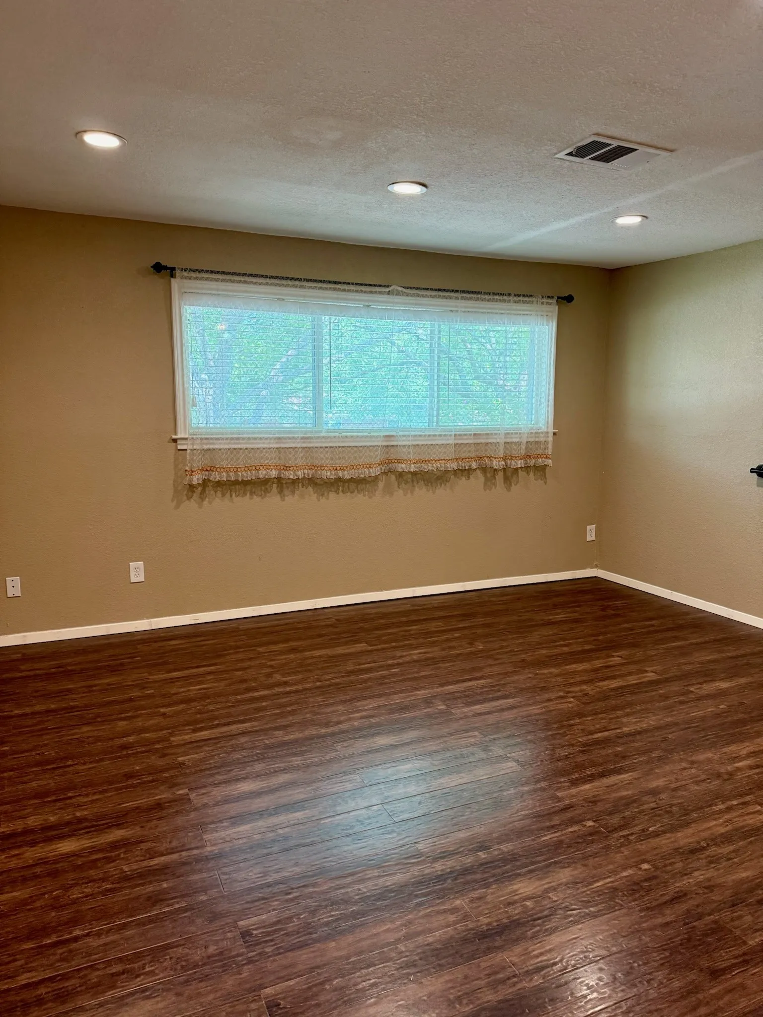 Single Family Residence For Sale in Mc Lennan County , 1732 Hilltop Drive, Waco, Texas 76710, 4 Bedroom, 3 Bathroom, 2 Garage spaces, 2,186 Sqft, built in 1963, mls#21300660, Real Estate Agent in Waco, Homes For Sale in Mc Lennan county, Homes For Sale in Waco, Realtor in Waco Texas, Real Estate Brokerage Independent Realty Texas, Luminita Cordes Realtor