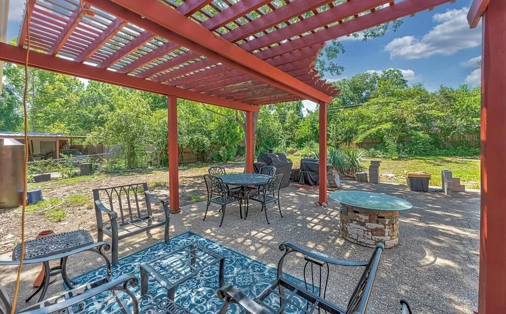 Single Family Residence For Sale in Mc Lennan County , 1732 Hilltop Drive, Waco, Texas 76710, 4 Bedroom, 3 Bathroom, 2 Garage spaces, 2,186 Sqft, built in 1963, mls#21300660, Real Estate Agent in Waco, Homes For Sale in Mc Lennan county, Homes For Sale in Waco, Realtor in Waco Texas, Real Estate Brokerage Independent Realty Texas, Luminita Cordes Realtor