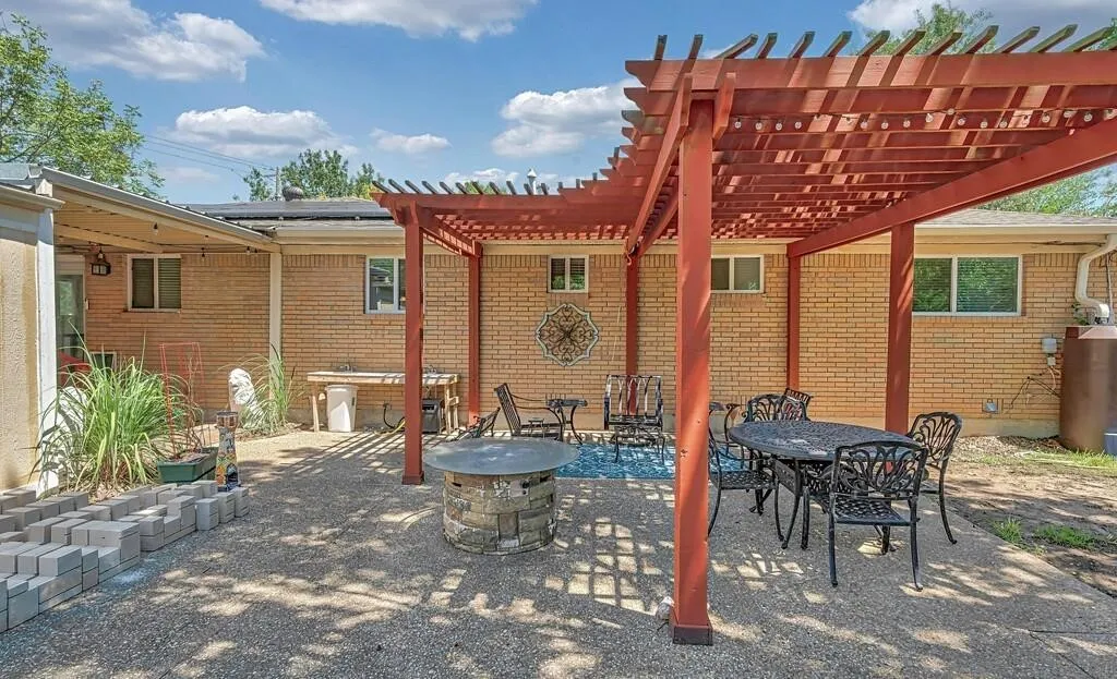 Single Family Residence For Sale in Mc Lennan County , 1732 Hilltop Drive, Waco, Texas 76710, 4 Bedroom, 3 Bathroom, 2 Garage spaces, 2,186 Sqft, built in 1963, mls#21300660, Real Estate Agent in Waco, Homes For Sale in Mc Lennan county, Homes For Sale in Waco, Realtor in Waco Texas, Real Estate Brokerage Independent Realty Texas, Luminita Cordes Realtor