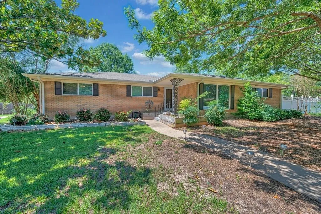 Single Family Residence For Sale in Mc Lennan County , 1732 Hilltop Drive, Waco, Texas 76710, 4 Bedroom, 3 Bathroom, 2 Garage spaces, 2,186 Sqft, built in 1963, mls#21300660, Real Estate Agent in Waco, Homes For Sale in Mc Lennan county, Homes For Sale in Waco, Realtor in Waco Texas, Real Estate Brokerage Independent Realty Texas, Luminita Cordes Realtor