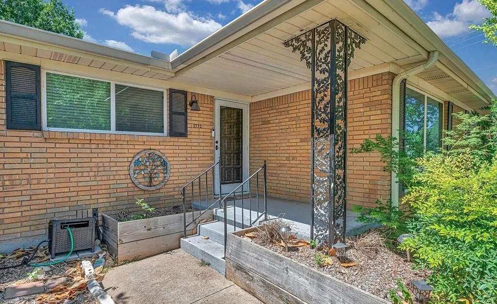Single Family Residence For Sale in Mc Lennan County , 1732 Hilltop Drive, Waco, Texas 76710, 4 Bedroom, 3 Bathroom, 2 Garage spaces, 2,186 Sqft, built in 1963, mls#21300660, Real Estate Agent in Waco, Homes For Sale in Mc Lennan county, Homes For Sale in Waco, Realtor in Waco Texas, Real Estate Brokerage Independent Realty Texas, Luminita Cordes Realtor