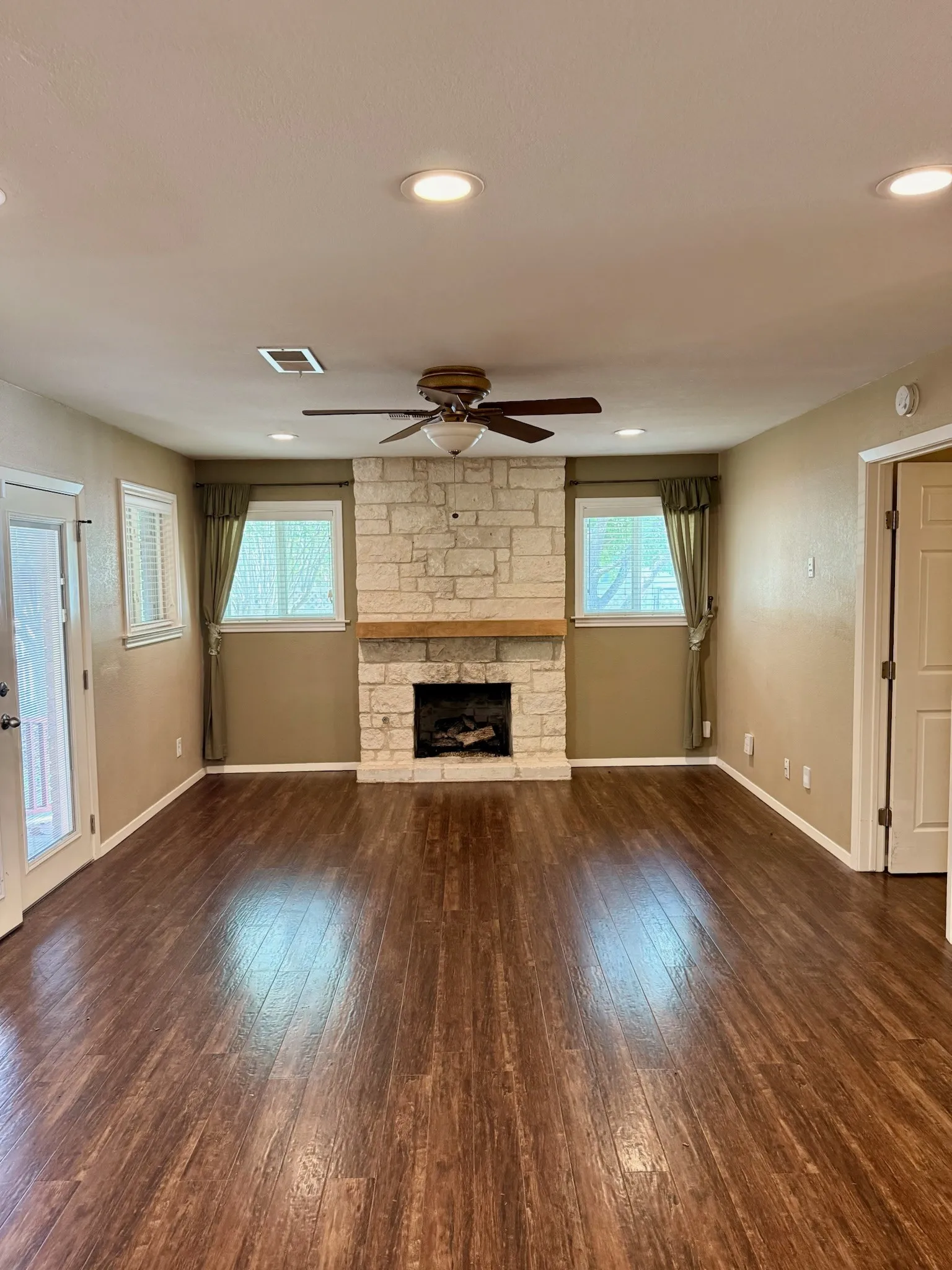 Single Family Residence For Sale in Mc Lennan County , 1732 Hilltop Drive, Waco, Texas 76710, 4 Bedroom, 3 Bathroom, 2 Garage spaces, 2,186 Sqft, built in 1963, mls#21300660, Real Estate Agent in Waco, Homes For Sale in Mc Lennan county, Homes For Sale in Waco, Realtor in Waco Texas, Real Estate Brokerage Independent Realty Texas, Luminita Cordes Realtor