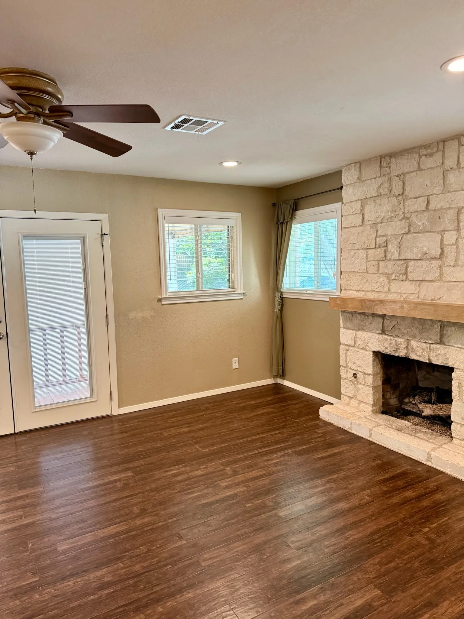 Single Family Residence For Sale in Mc Lennan County , 1732 Hilltop Drive, Waco, Texas 76710, 4 Bedroom, 3 Bathroom, 2 Garage spaces, 2,186 Sqft, built in 1963, mls#21300660, Real Estate Agent in Waco, Homes For Sale in Mc Lennan county, Homes For Sale in Waco, Realtor in Waco Texas, Real Estate Brokerage Independent Realty Texas, Luminita Cordes Realtor
