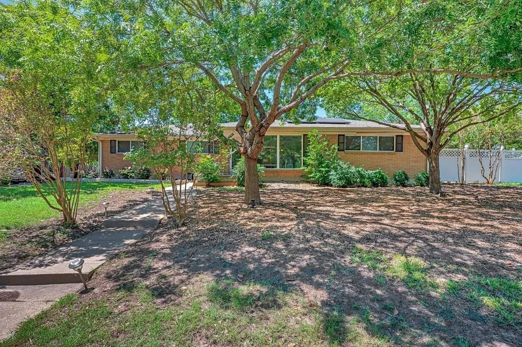 Single Family Residence For Sale in Mc Lennan County , 1732 Hilltop Drive, Waco, Texas 76710, 4 Bedroom, 3 Bathroom, 2 Garage spaces, 2,186 Sqft, built in 1963, mls#21300660, Real Estate Agent in Waco, Homes For Sale in Mc Lennan county, Homes For Sale in Waco, Realtor in Waco Texas, Real Estate Brokerage Independent Realty Texas, Luminita Cordes Realtor