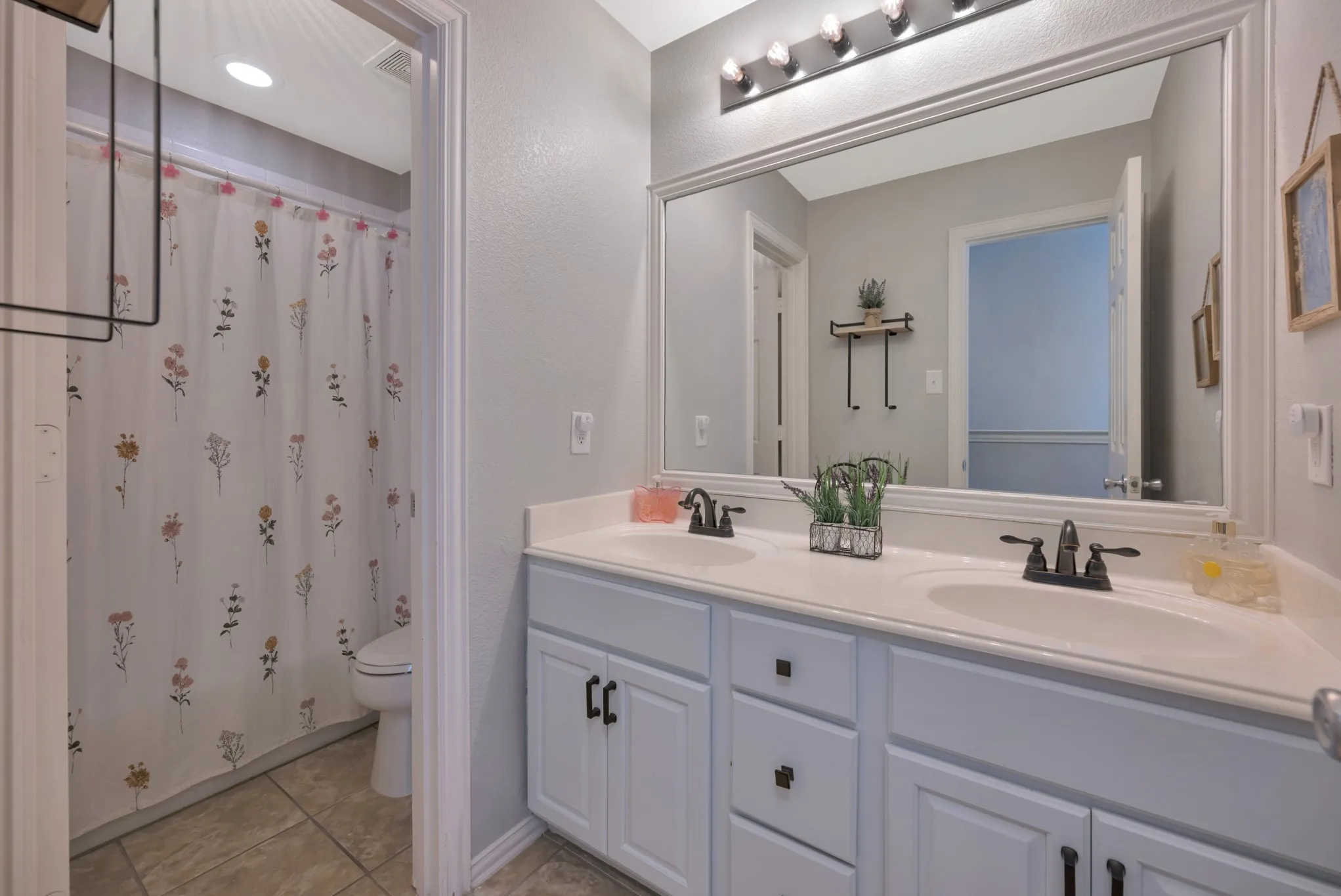 Upstairs 2nd Bathroom
