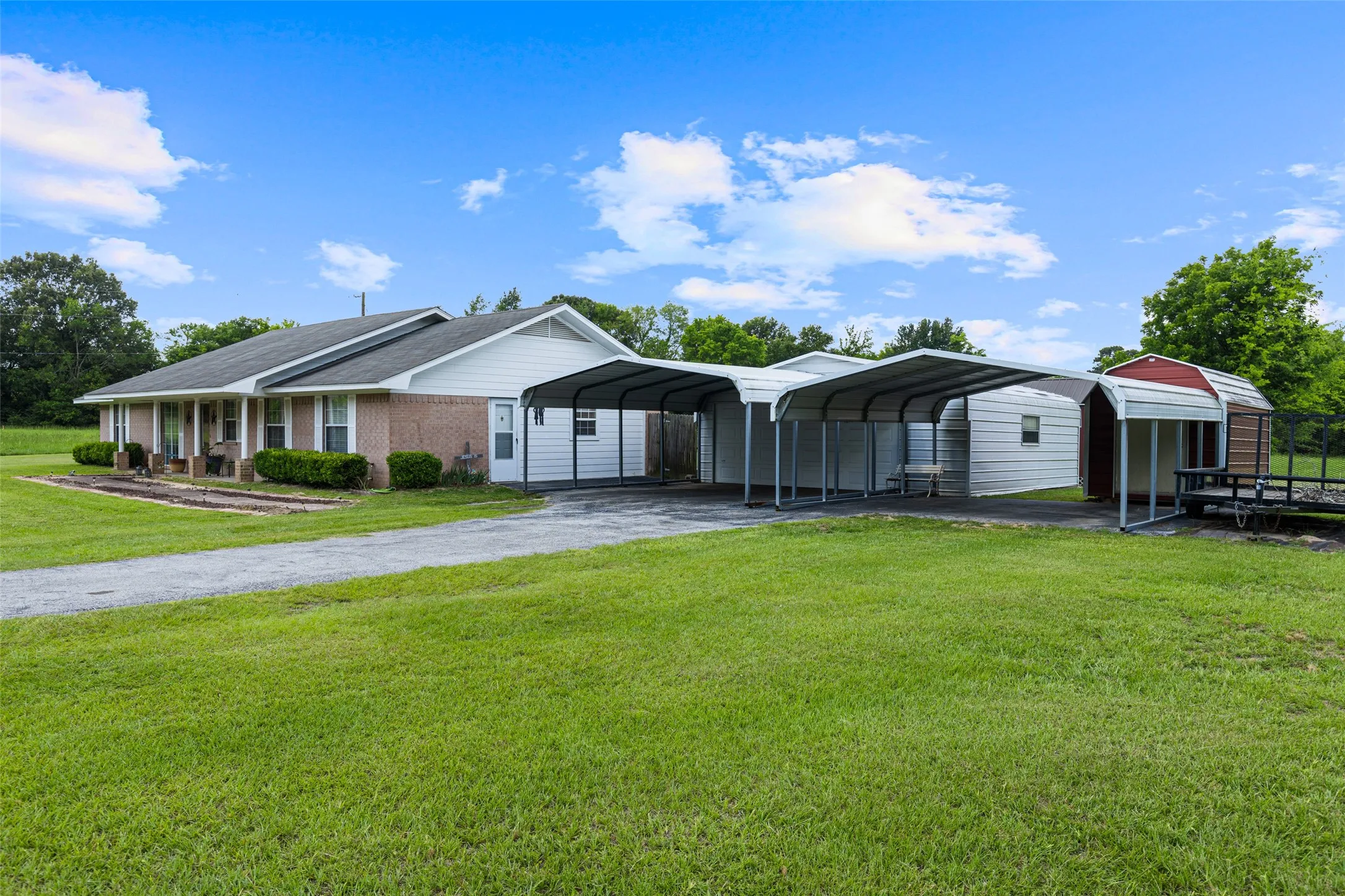 Single Family Residence For Sale in Upshur County , 7422 Pacal, Gilmer, Texas 75645, 3 Bedroom, 2 Bathroom, 2 Garage spaces, 2,060 Sqft, built in 2000, mls#21300898, Real Estate Agent in Gilmer, Homes For Sale in Upshur county, Homes For Sale in Gilmer, Realtor in Gilmer Texas, Real Estate Brokerage Independent Realty Texas, Luminita Cordes Realtor
