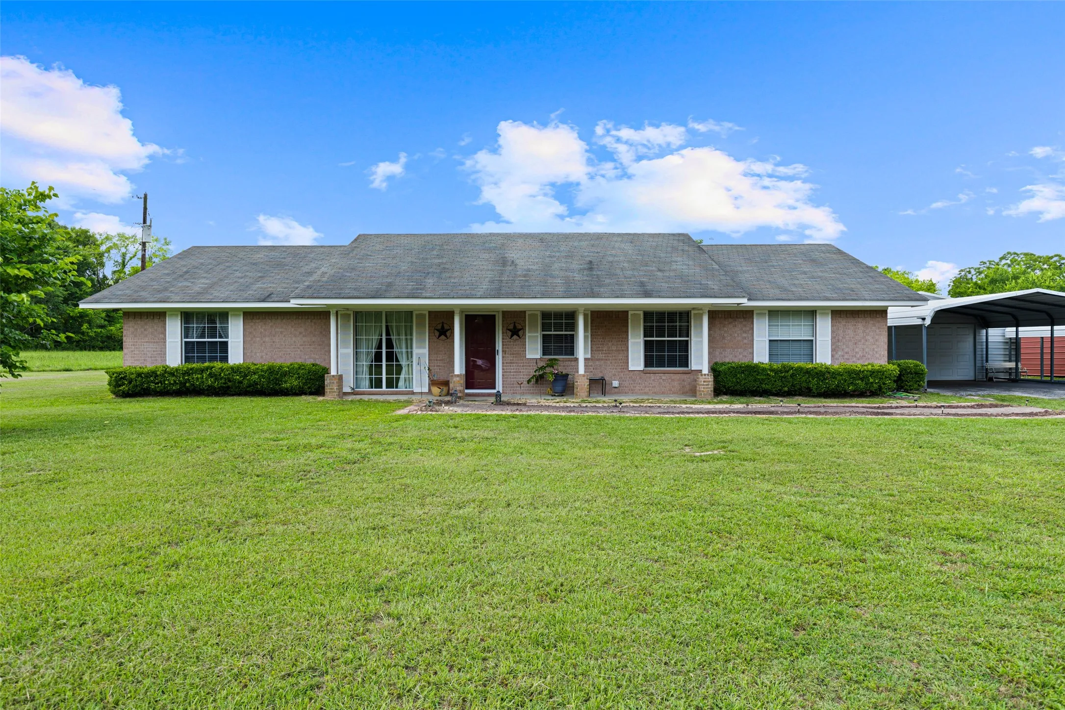 Single Family Residence For Sale in Upshur County , 7422 Pacal, Gilmer, Texas 75645, 3 Bedroom, 2 Bathroom, 2 Garage spaces, 2,060 Sqft, built in 2000, mls#21300898, Real Estate Agent in Gilmer, Homes For Sale in Upshur county, Homes For Sale in Gilmer, Realtor in Gilmer Texas, Real Estate Brokerage Independent Realty Texas, Luminita Cordes Realtor