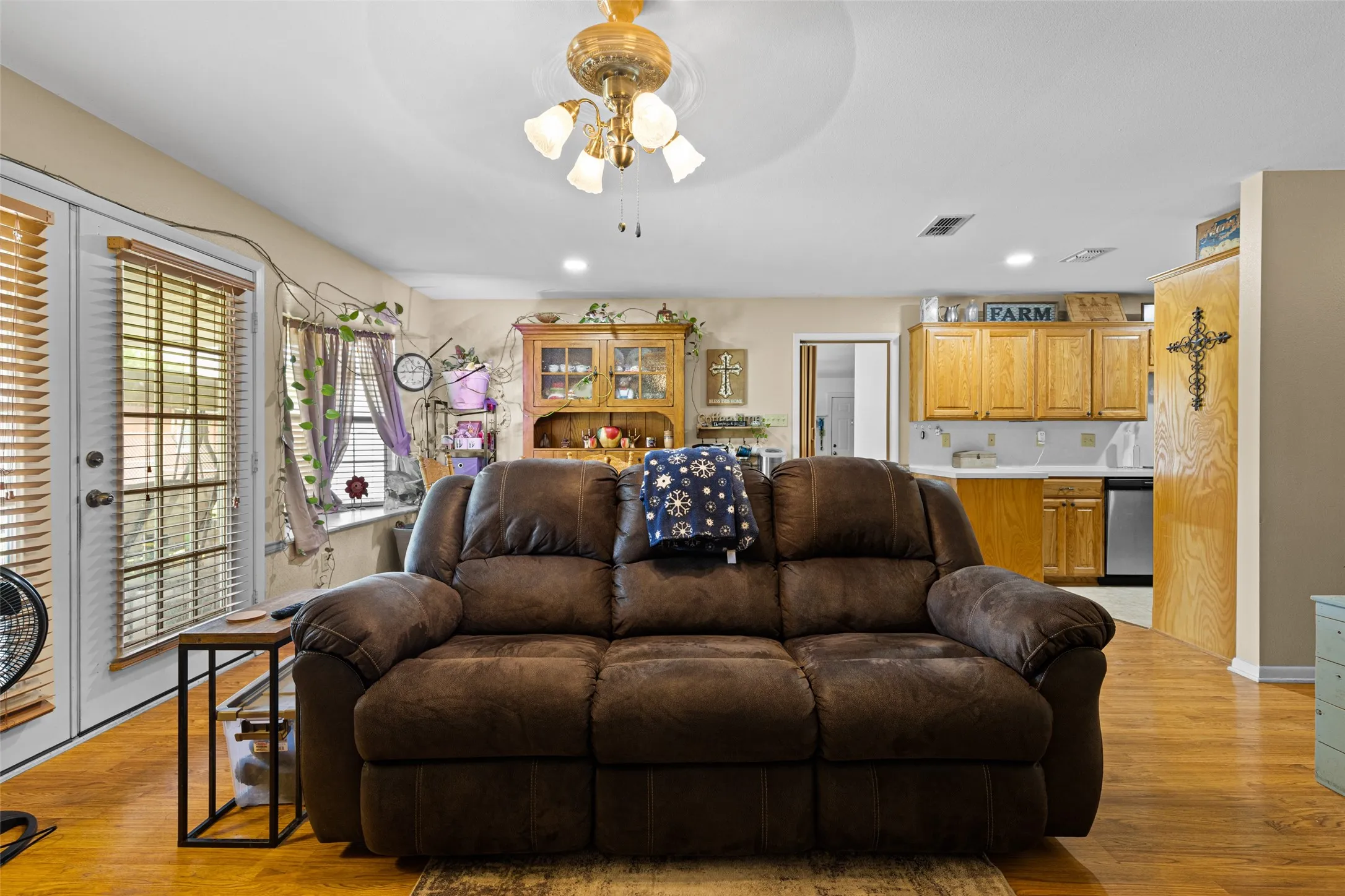 Single Family Residence For Sale in Upshur County , 7422 Pacal, Gilmer, Texas 75645, 3 Bedroom, 2 Bathroom, 2 Garage spaces, 2,060 Sqft, built in 2000, mls#21300898, Real Estate Agent in Gilmer, Homes For Sale in Upshur county, Homes For Sale in Gilmer, Realtor in Gilmer Texas, Real Estate Brokerage Independent Realty Texas, Luminita Cordes Realtor