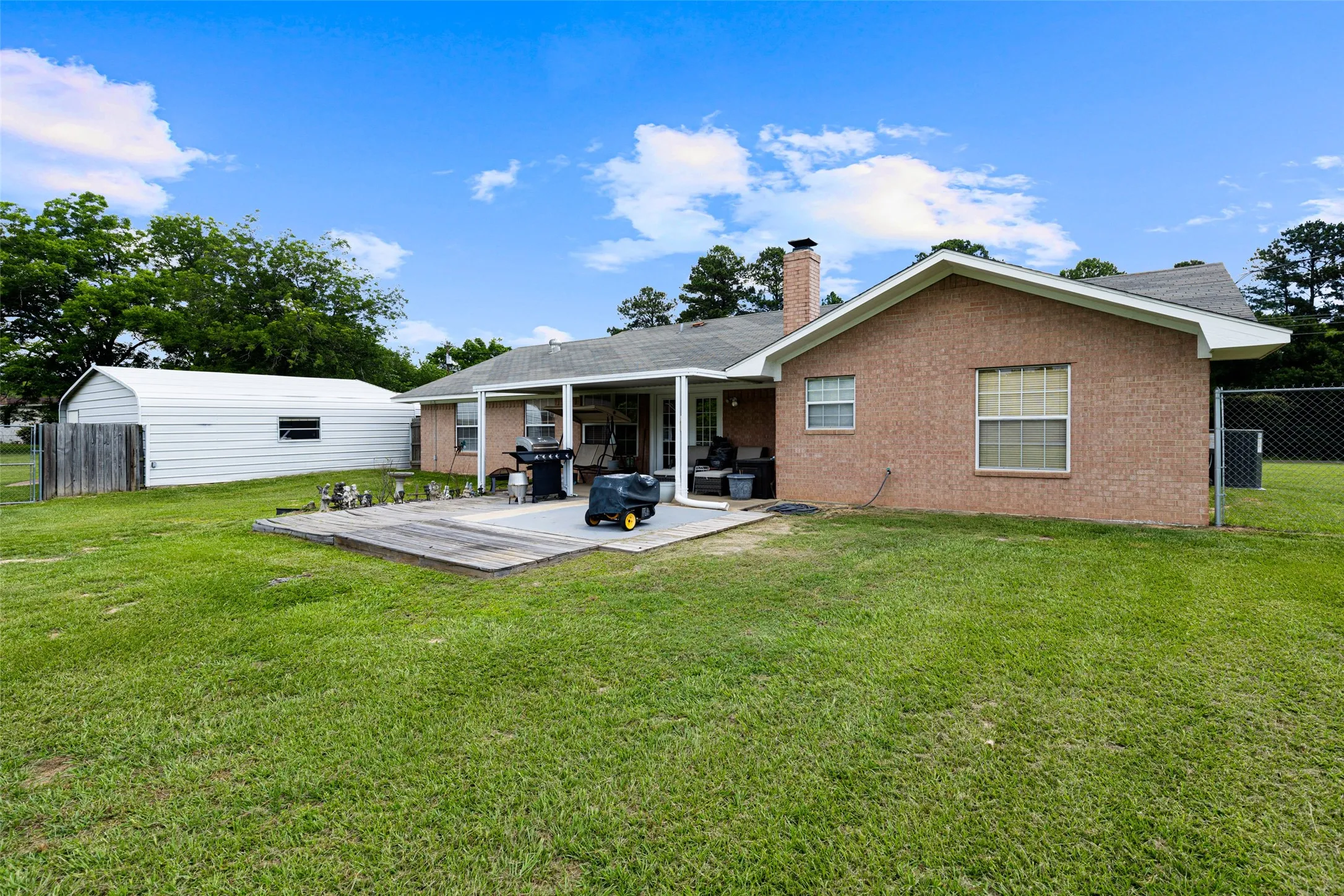 Single Family Residence For Sale in Upshur County , 7422 Pacal, Gilmer, Texas 75645, 3 Bedroom, 2 Bathroom, 2 Garage spaces, 2,060 Sqft, built in 2000, mls#21300898, Real Estate Agent in Gilmer, Homes For Sale in Upshur county, Homes For Sale in Gilmer, Realtor in Gilmer Texas, Real Estate Brokerage Independent Realty Texas, Luminita Cordes Realtor