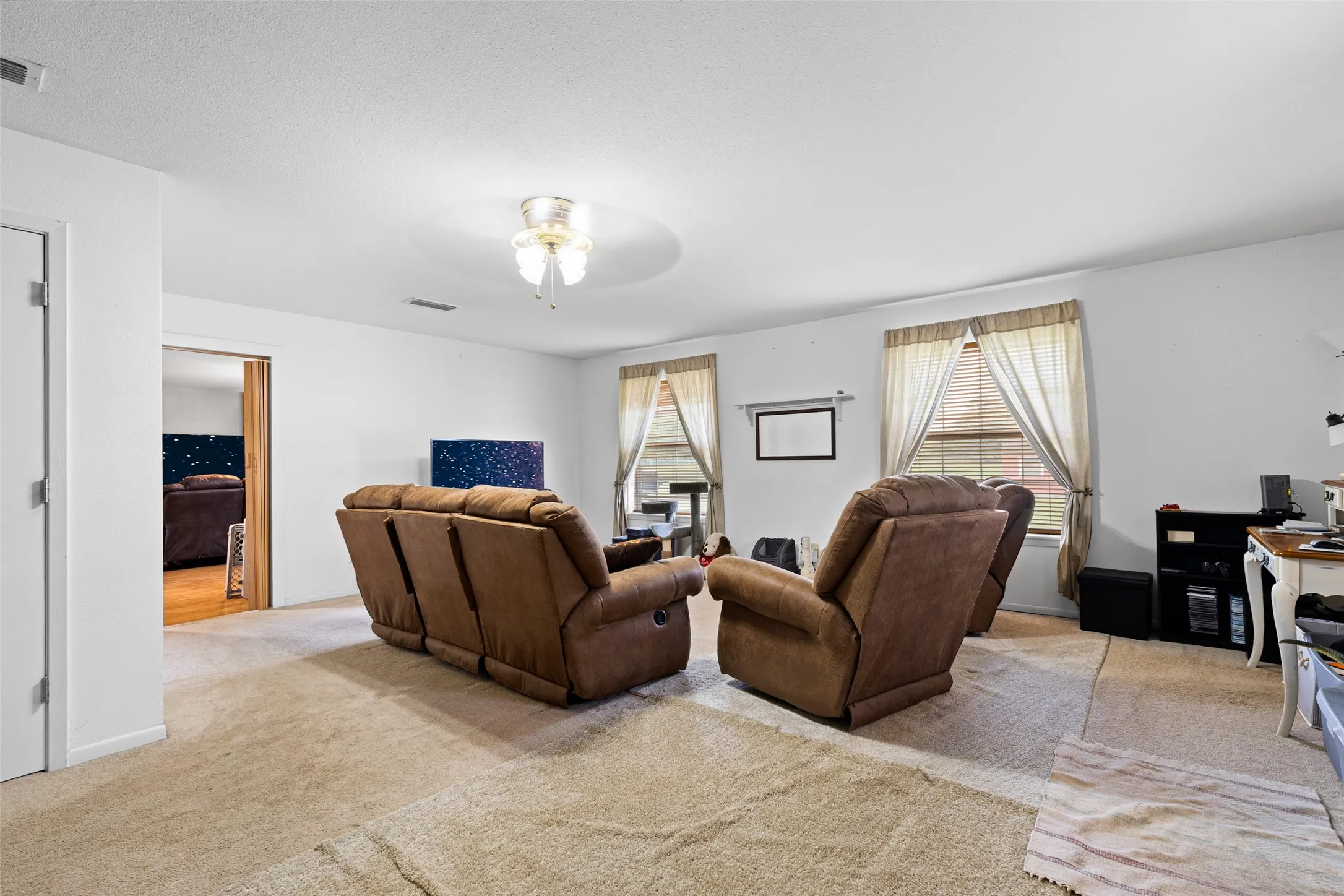 Single Family Residence For Sale in Upshur County , 7422 Pacal, Gilmer, Texas 75645, 3 Bedroom, 2 Bathroom, 2 Garage spaces, 2,060 Sqft, built in 2000, mls#21300898, Real Estate Agent in Gilmer, Homes For Sale in Upshur county, Homes For Sale in Gilmer, Realtor in Gilmer Texas, Real Estate Brokerage Independent Realty Texas, Luminita Cordes Realtor