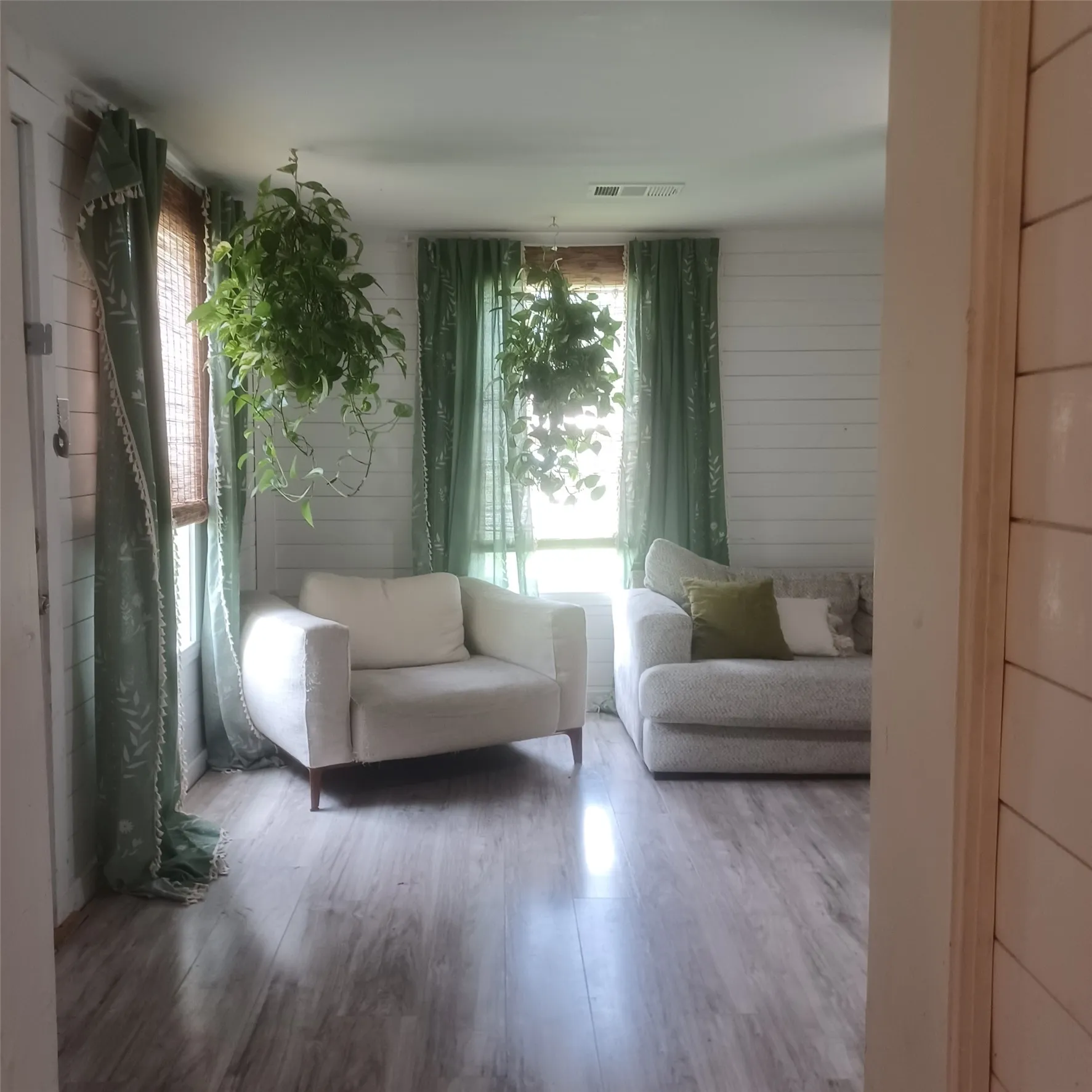 Single Family Residence For Sale in Fannin County , 1309 S 5th Street, Bonham, Texas 75418, 3 Bedroom, 1 Bathroom, Garage spaces, 1,328 Sqft, built in 1960, mls#21303770, Real Estate Agent in Bonham, Homes For Sale in Fannin county, Homes For Sale in Bonham, Realtor in Bonham Texas, Real Estate Brokerage Independent Realty Texas, Luminita Cordes Realtor