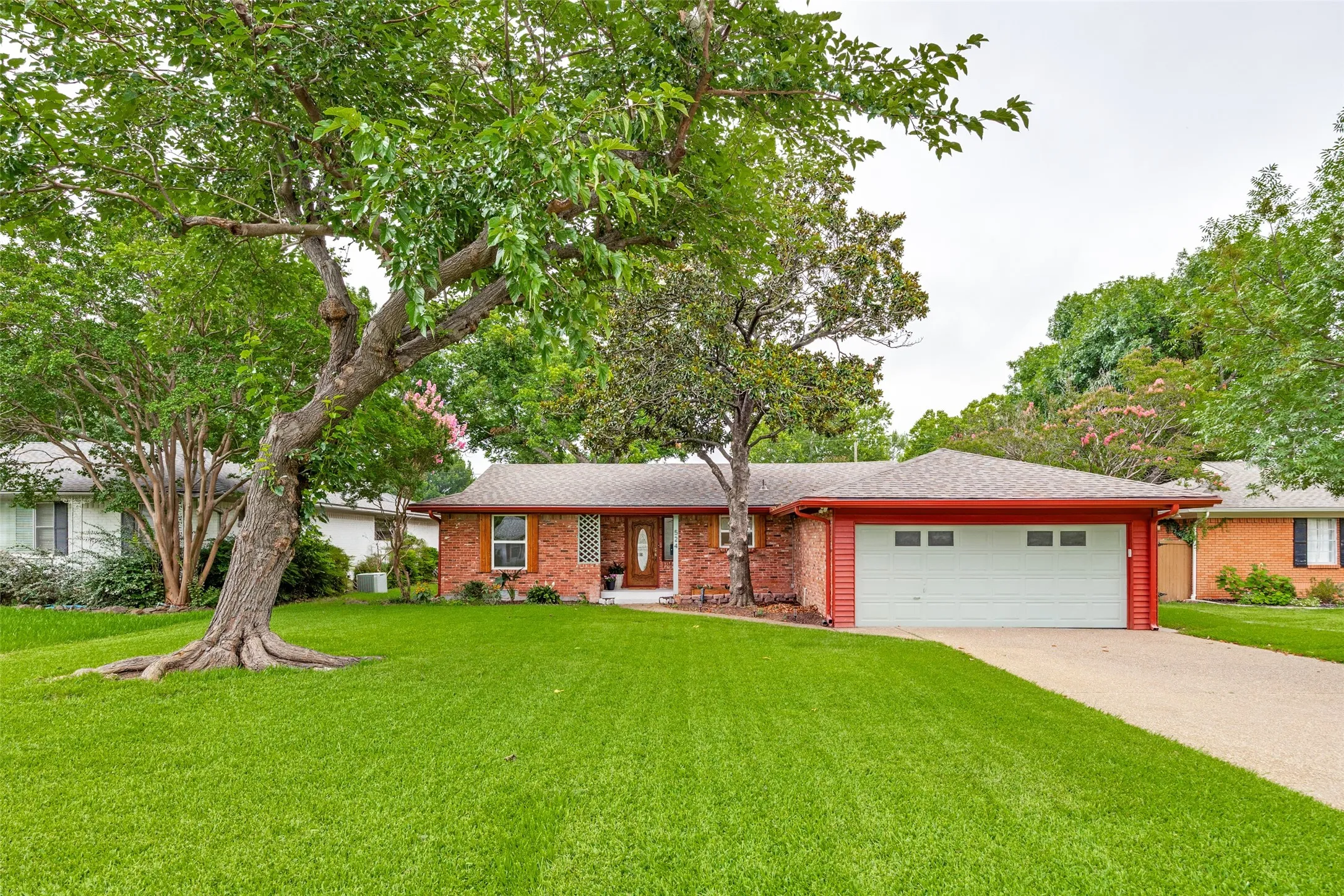 Single Family Residence For Sale in Dallas County , 524 Carol Court, Richardson, Texas 75081, 3 Bedroom, 3 Bathroom, 2 Garage spaces, 1,912 Sqft, built in 1954, mls#21243973, Real Estate Agent in Richardson, Homes For Sale in Dallas county, Homes For Sale in Richardson, Realtor in Richardson Texas, Real Estate Brokerage Independent Realty Texas, Luminita Cordes Realtor