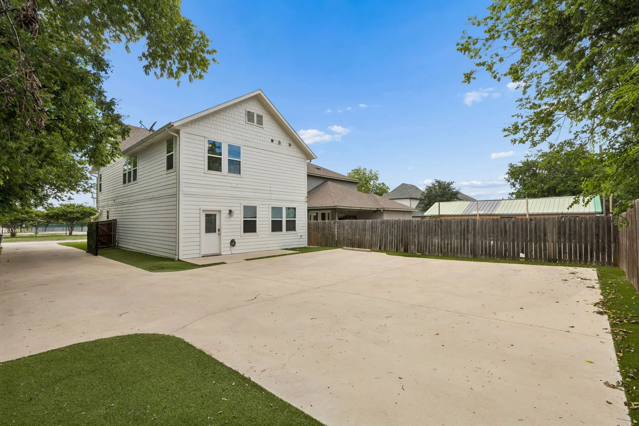 Single Family Residence For Sale in Tarrant County , 2941 Gordon Avenue, Fort Worth, Texas 76110, 3 Bedrooms, 4 Bathrooms, Garage spaces, 2,480 Sqft, built in 2019, Price $625,000, mls#21303404, Real Estate Agent in Fort Worth, Homes For Sale in Tarrant county, Homes For Sale in Fort Worth, Realtor in Fort Worth Texas, Real Estate Brokerage Independent Realty Texas, Luminita Cordes Realtor