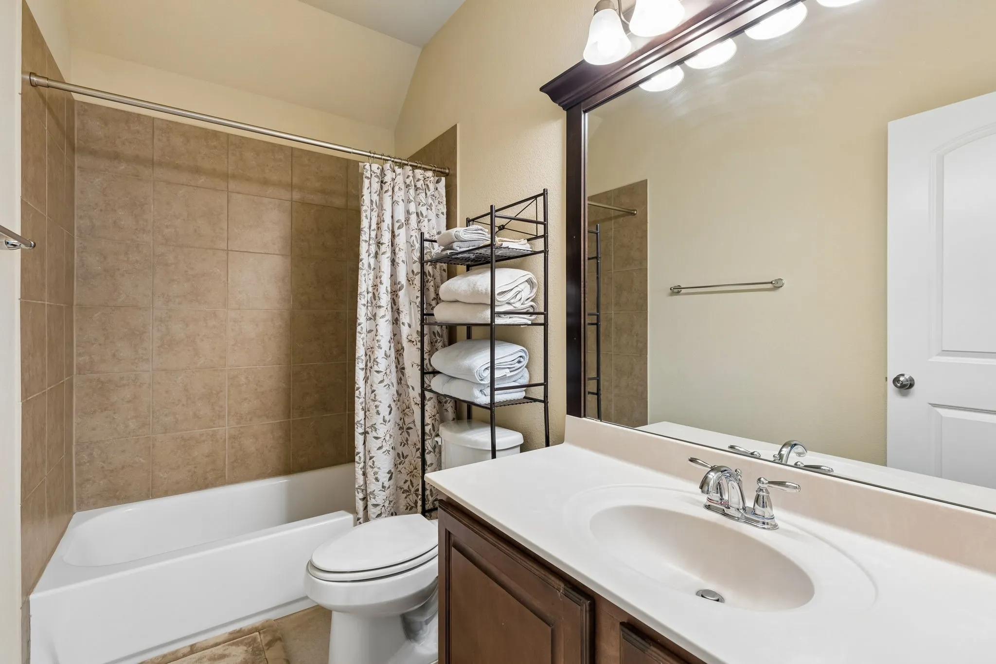 Single Family Residence For Sale in Rockwall County , 302 Phillips Court, Fate, Texas 75087, 4 Bedroom, 3 Bathroom, 3 Garage spaces, 3,426 Sqft, built in 2013, mls#21296056, Real Estate Agent in Fate, Homes For Sale in Rockwall county, Homes For Sale in Fate, Realtor in Fate Texas, Real Estate Brokerage Independent Realty Texas, Luminita Cordes Realtor
