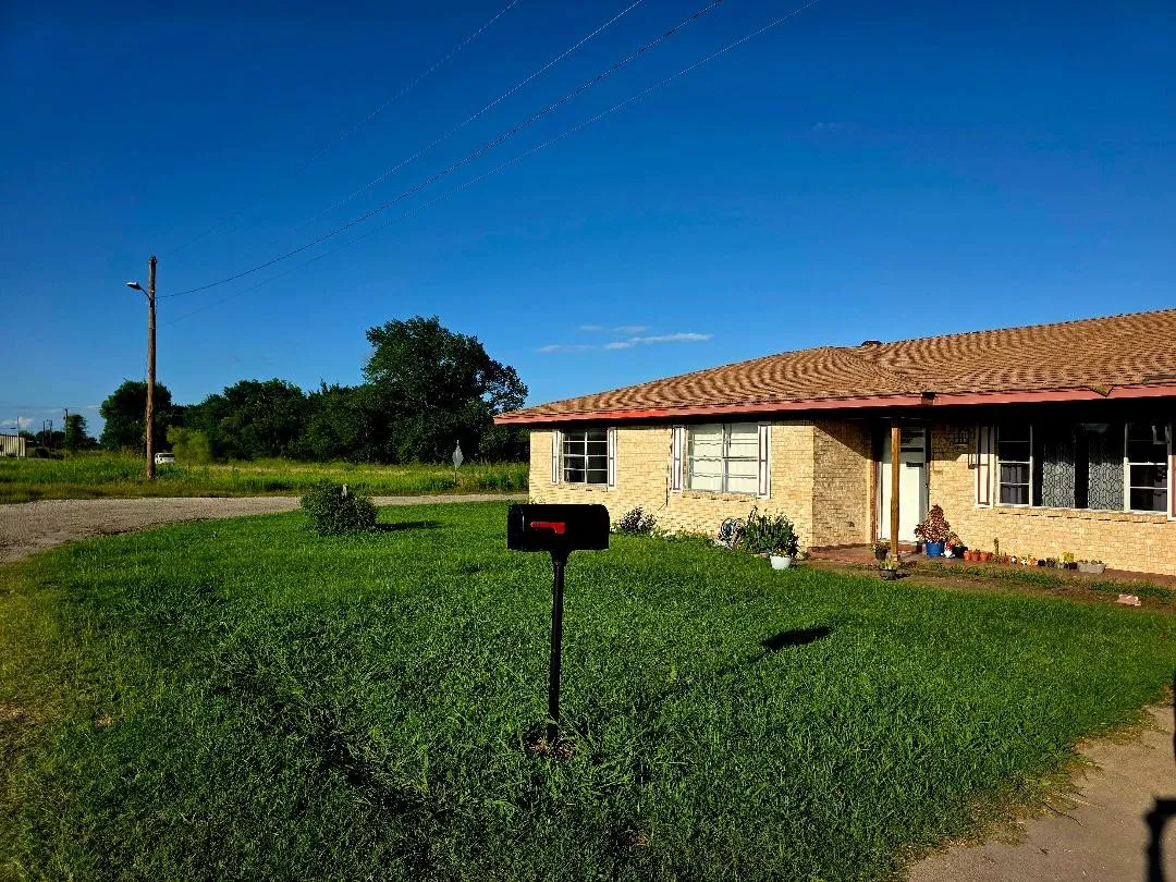 Single Family Residence For Sale in Limestone County , 602 Hewitt Street, Groesbeck, Texas 76642, 3 Bedroom, 1 Bathroom, Garage spaces, 1,200 Sqft, built in 1981, mls#21298980, Real Estate Agent in Groesbeck, Homes For Sale in Limestone county, Homes For Sale in Groesbeck, Realtor in Groesbeck Texas, Real Estate Brokerage Independent Realty Texas, Luminita Cordes Realtor