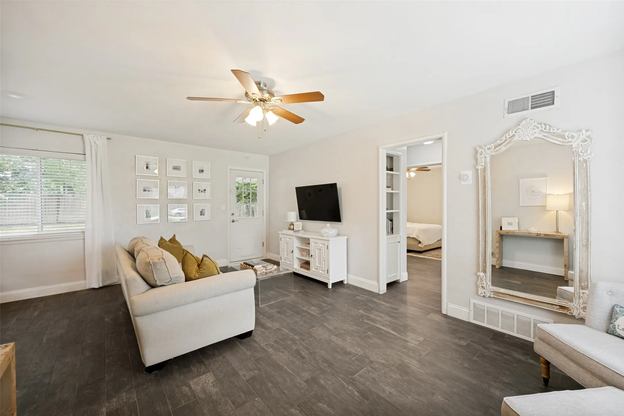 Single Family Residence For Sale in Tarrant County , 4504 Geddes Avenue, Fort Worth, Texas 76107, 2 Bedroom, 1 Bathroom, Garage spaces, 882 Sqft, built in 1952, Price $274,900, mls#21304309, Real Estate Agent in Fort Worth, Homes For Sale in Tarrant county, Homes For Sale in Fort Worth, Realtor in Fort Worth Texas, Real Estate Brokerage Independent Realty Texas, Luminita Cordes Realtor