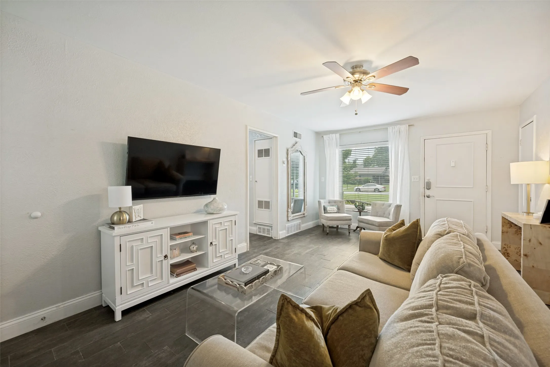 Single Family Residence For Sale in Tarrant County , 4504 Geddes Avenue, Fort Worth, Texas 76107, 2 Bedroom, 1 Bathroom, Garage spaces, 882 Sqft, built in 1952, Price $274,900, mls#21304309, Real Estate Agent in Fort Worth, Homes For Sale in Tarrant county, Homes For Sale in Fort Worth, Realtor in Fort Worth Texas, Real Estate Brokerage Independent Realty Texas, Luminita Cordes Realtor