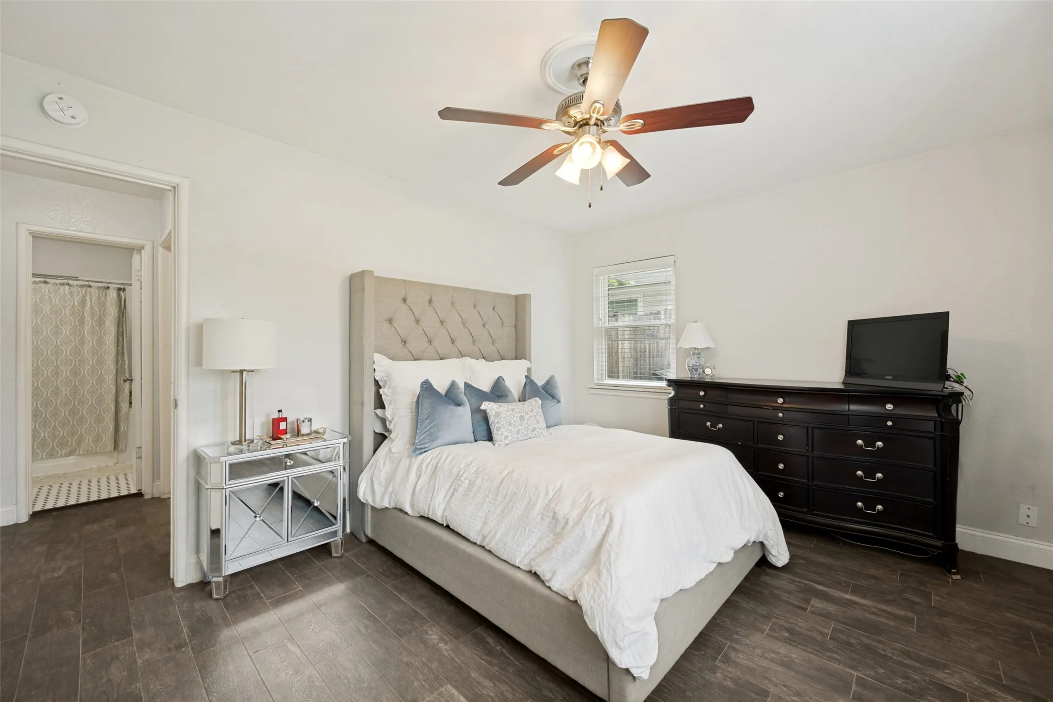 Single Family Residence For Sale in Tarrant County , 4504 Geddes Avenue, Fort Worth, Texas 76107, 2 Bedroom, 1 Bathroom, Garage spaces, 882 Sqft, built in 1952, Price $274,900, mls#21304309, Real Estate Agent in Fort Worth, Homes For Sale in Tarrant county, Homes For Sale in Fort Worth, Realtor in Fort Worth Texas, Real Estate Brokerage Independent Realty Texas, Luminita Cordes Realtor