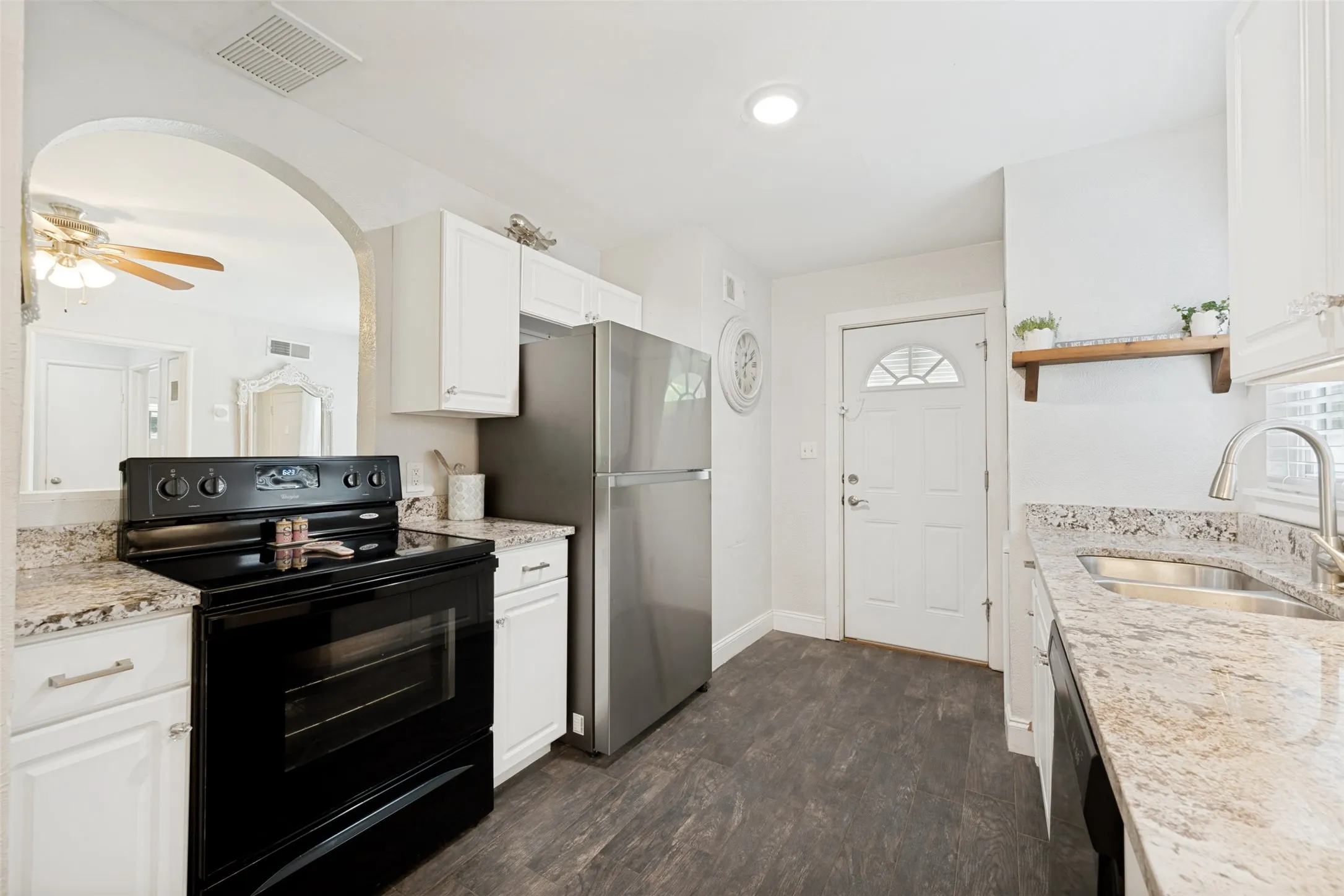 Single Family Residence For Sale in Tarrant County , 4504 Geddes Avenue, Fort Worth, Texas 76107, 2 Bedroom, 1 Bathroom, Garage spaces, 882 Sqft, built in 1952, Price $274,900, mls#21304309, Real Estate Agent in Fort Worth, Homes For Sale in Tarrant county, Homes For Sale in Fort Worth, Realtor in Fort Worth Texas, Real Estate Brokerage Independent Realty Texas, Luminita Cordes Realtor