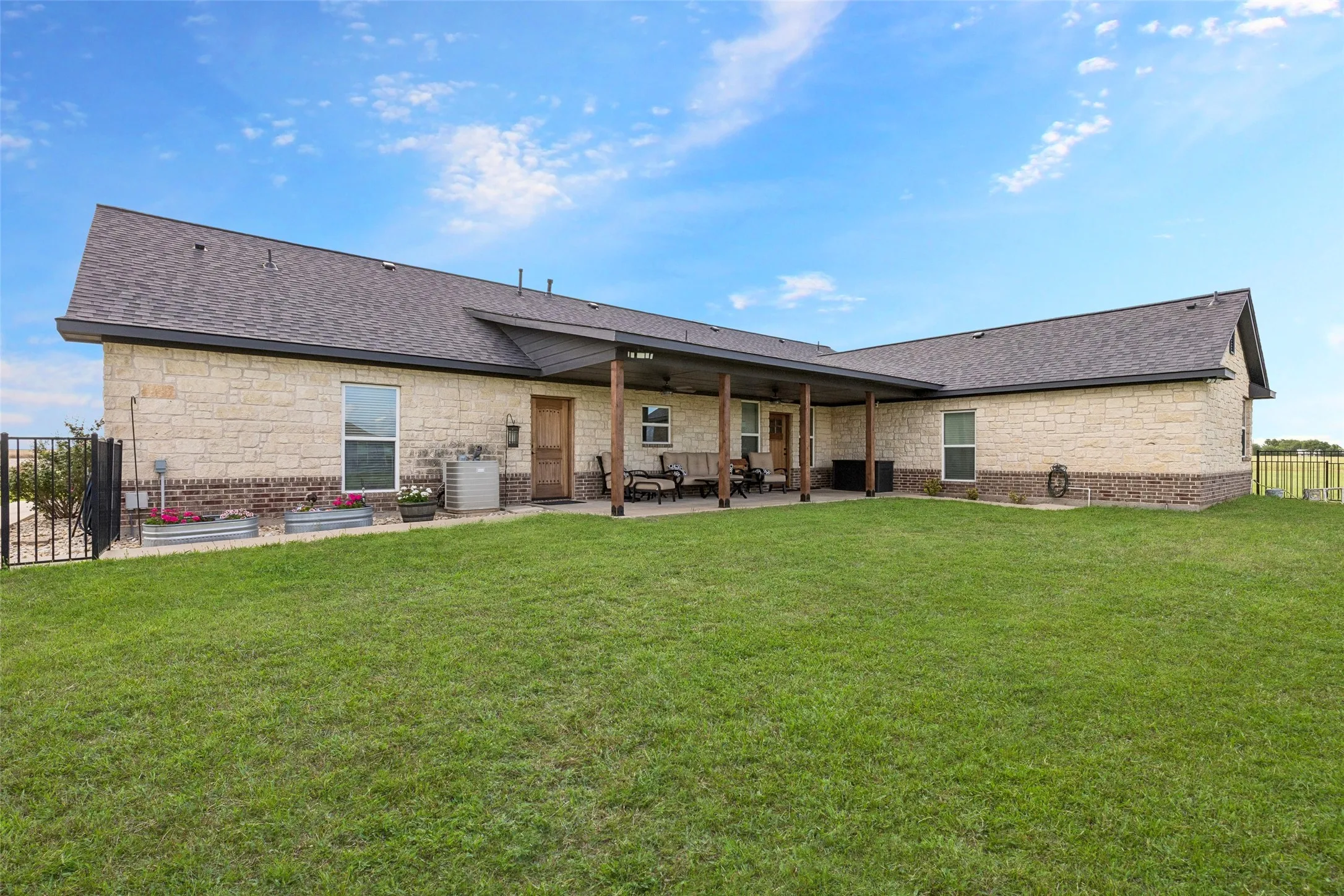 Single Family Residence For Sale in Fannin County , 8677 Fm 1553, Leonard, Texas 75452, 4 Bedroom, 3 Bathroom, 2 Garage spaces, 3,075 Sqft, built in 2019, mls#21288415, Real Estate Agent in Leonard, Homes For Sale in Fannin county, Homes For Sale in Leonard, Realtor in Leonard Texas, Real Estate Brokerage Independent Realty Texas, Luminita Cordes Realtor