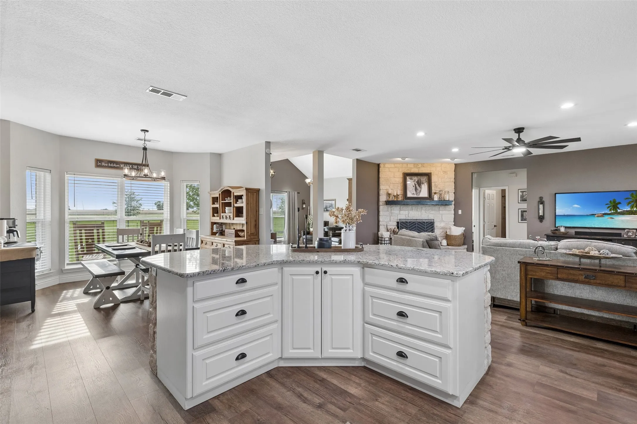 Single Family Residence For Sale in Fannin County , 8677 Fm 1553, Leonard, Texas 75452, 4 Bedroom, 3 Bathroom, 2 Garage spaces, 3,075 Sqft, built in 2019, mls#21288415, Real Estate Agent in Leonard, Homes For Sale in Fannin county, Homes For Sale in Leonard, Realtor in Leonard Texas, Real Estate Brokerage Independent Realty Texas, Luminita Cordes Realtor