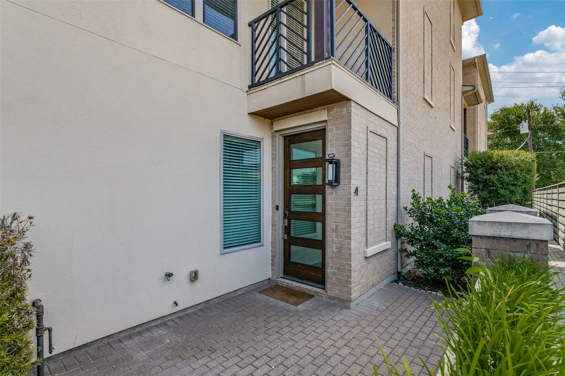 Condominium For Rent in Dallas County , 4514 Abbott Avenue 4, Highland Park, Texas 75205, 3 Bedrooms, 4 Bathrooms, 2 Garage spaces, 2,134 Sqft, built in 2015, Price $6,200, mls#21302036, Real Estate Agent in Highland Park, Homes For Rent in Dallas county, Homes For Rent in Highland Park, Realtor in Highland Park Texas, Real Estate Brokerage Independent Realty Texas, Luminita Cordes Realtor