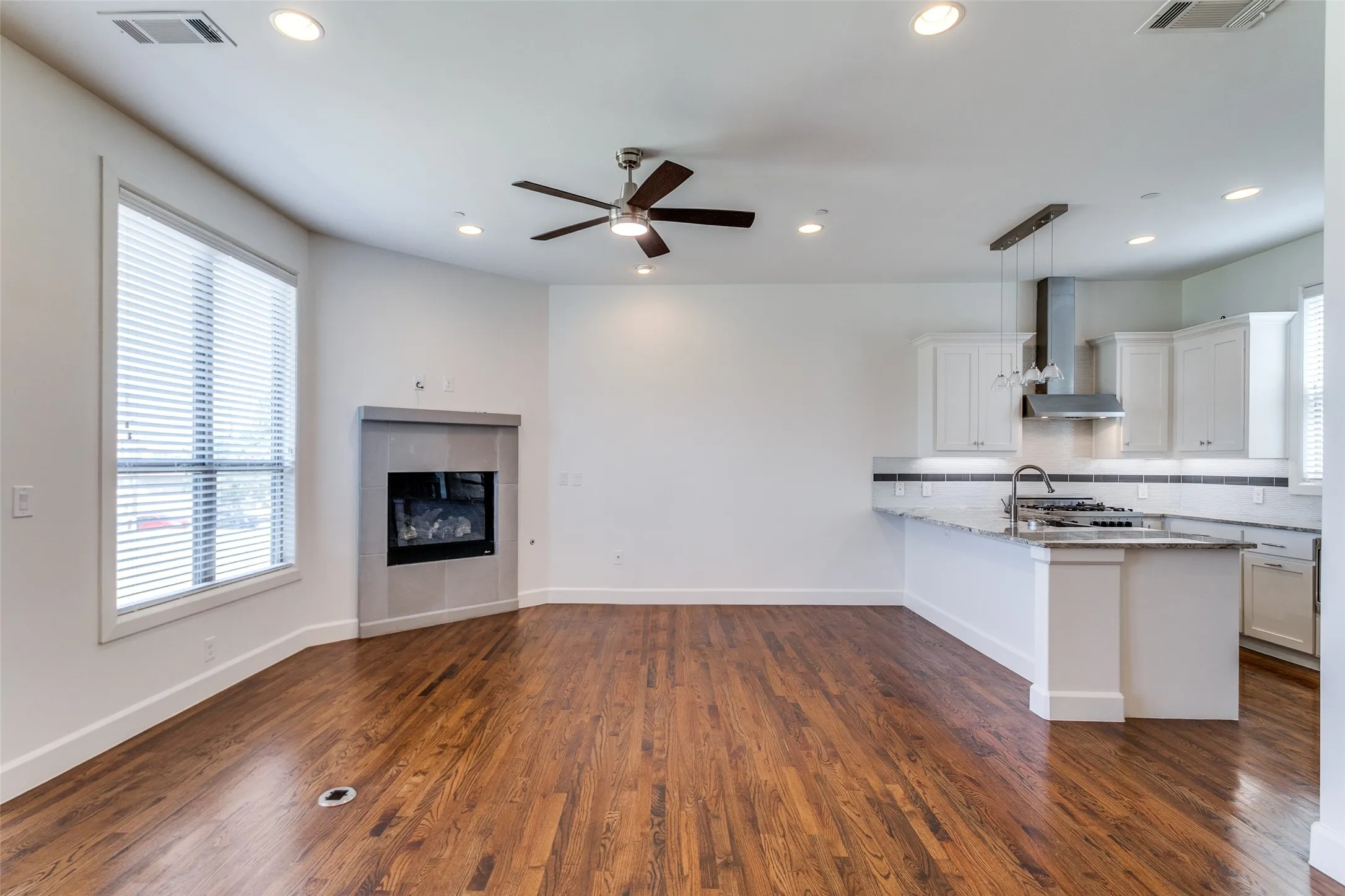 Condominium For Rent in Dallas County , 4514 Abbott Avenue 4, Highland Park, Texas 75205, 3 Bedrooms, 4 Bathrooms, 2 Garage spaces, 2,134 Sqft, built in 2015, Price $6,200, mls#21302036, Real Estate Agent in Highland Park, Homes For Rent in Dallas county, Homes For Rent in Highland Park, Realtor in Highland Park Texas, Real Estate Brokerage Independent Realty Texas, Luminita Cordes Realtor