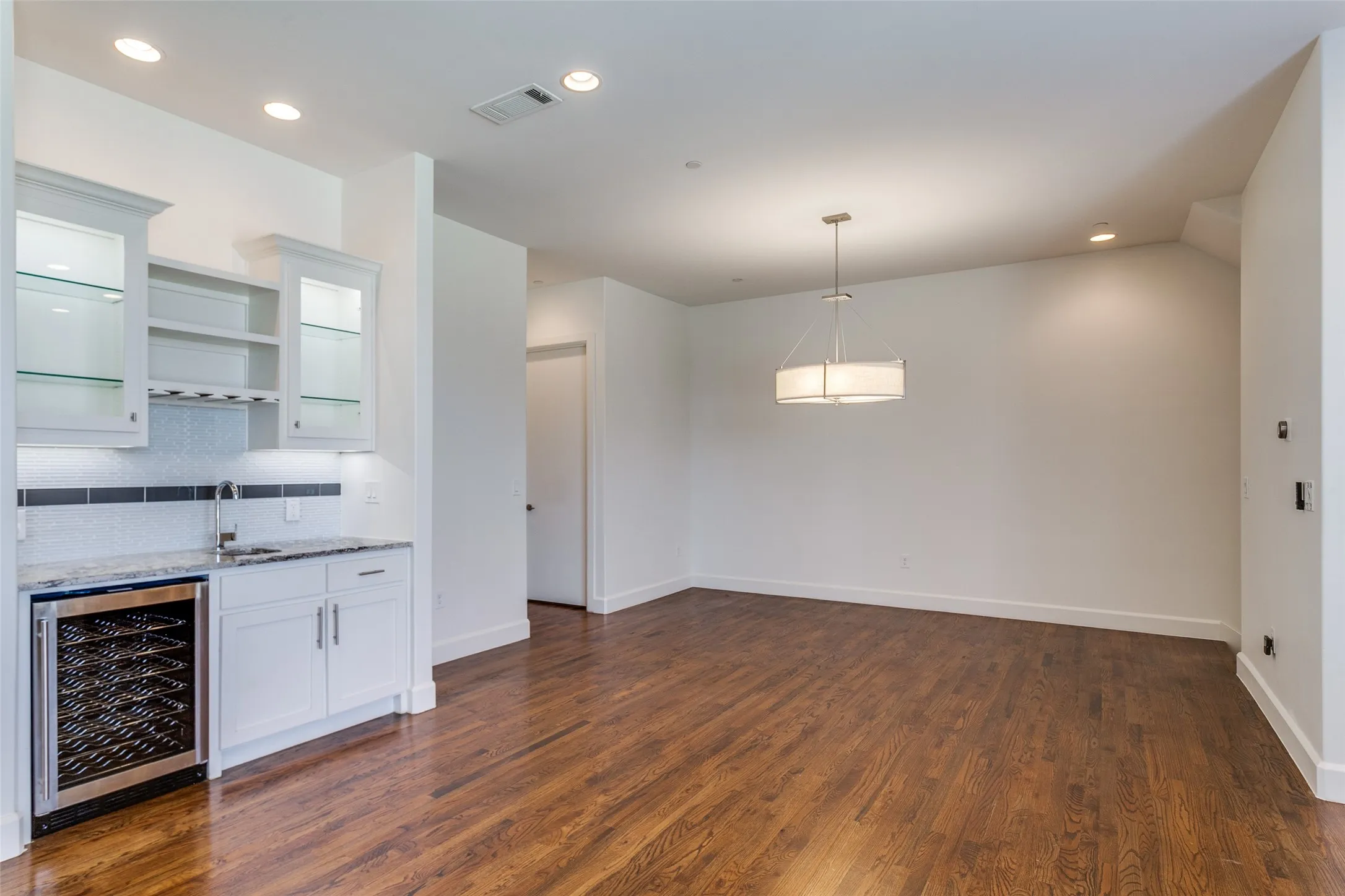 Condominium For Rent in Dallas County , 4514 Abbott Avenue 4, Highland Park, Texas 75205, 3 Bedrooms, 4 Bathrooms, 2 Garage spaces, 2,134 Sqft, built in 2015, Price $6,200, mls#21302036, Real Estate Agent in Highland Park, Homes For Rent in Dallas county, Homes For Rent in Highland Park, Realtor in Highland Park Texas, Real Estate Brokerage Independent Realty Texas, Luminita Cordes Realtor