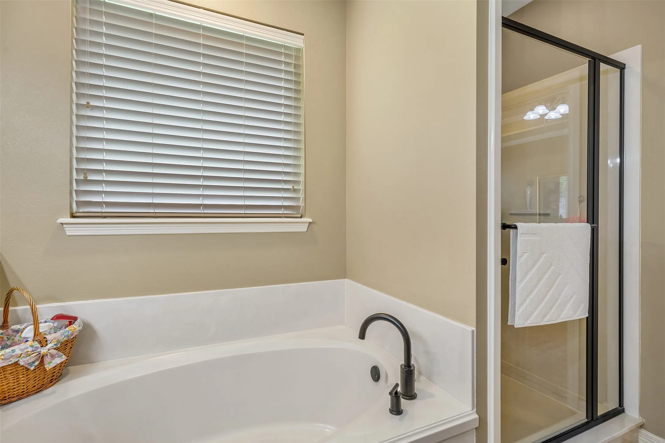 Single Family Residence For Sale in Smith County , 16532 Milwood, Tyler, Texas 75703, 3 Bedroom, 2 Bathroom, 2 Garage spaces, 1,962 Sqft, built in 2007, mls#21304503, Real Estate Agent in Tyler, Homes For Sale in Smith county, Homes For Sale in Tyler, Realtor in Tyler Texas, Real Estate Brokerage Independent Realty Texas, Luminita Cordes Realtor