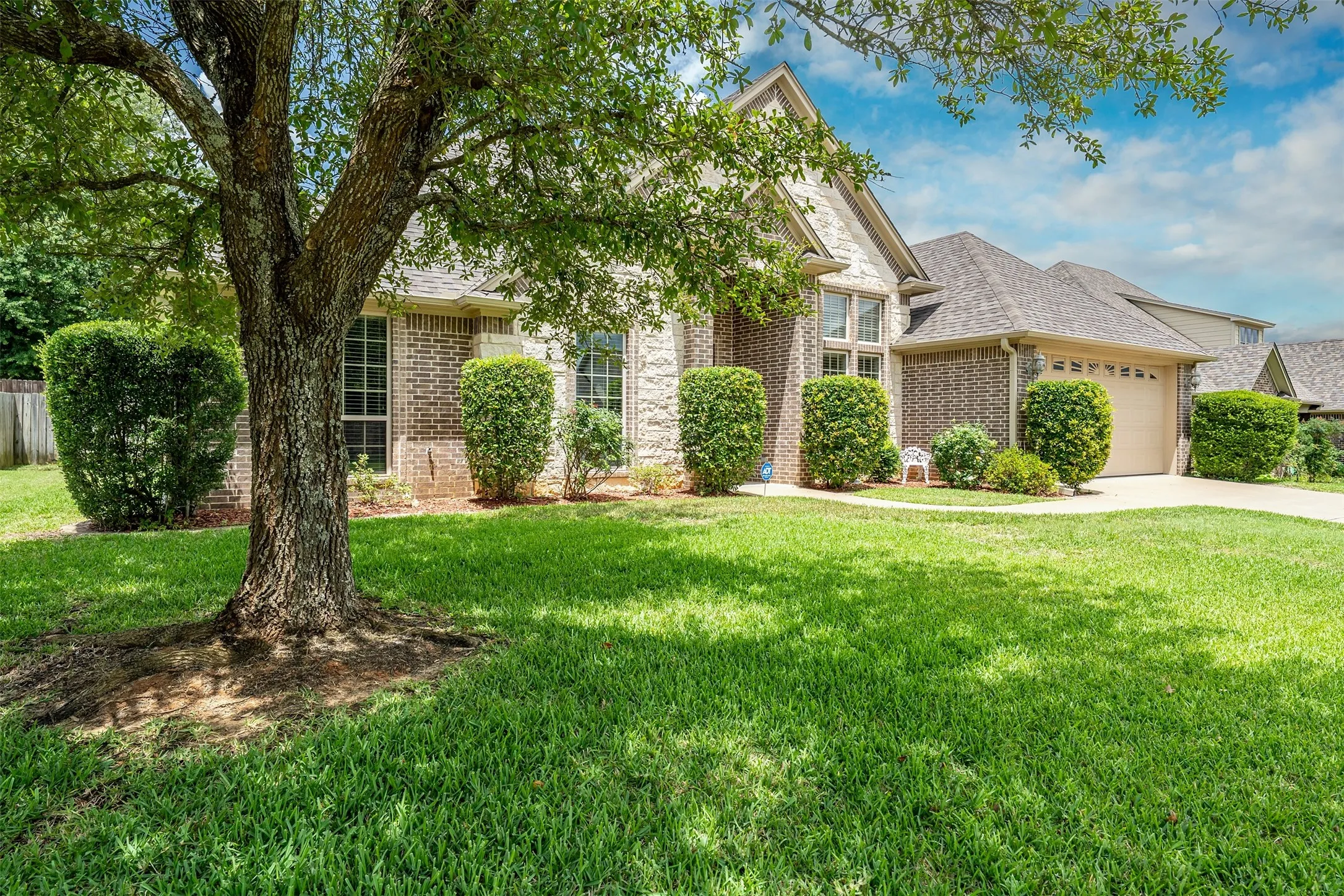 Single Family Residence For Sale in Smith County , 16532 Milwood, Tyler, Texas 75703, 3 Bedroom, 2 Bathroom, 2 Garage spaces, 1,962 Sqft, built in 2007, mls#21304503, Real Estate Agent in Tyler, Homes For Sale in Smith county, Homes For Sale in Tyler, Realtor in Tyler Texas, Real Estate Brokerage Independent Realty Texas, Luminita Cordes Realtor
