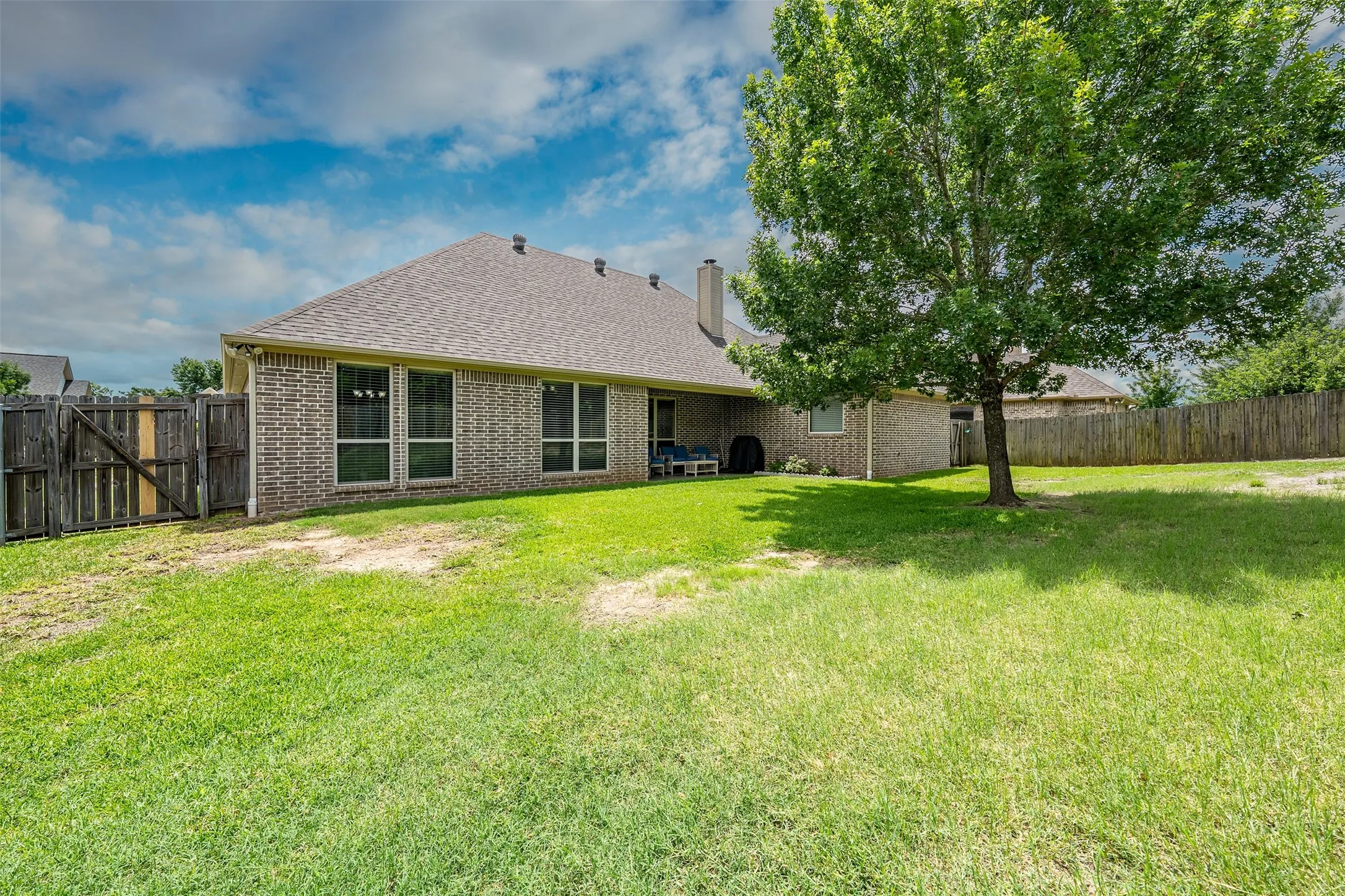 Single Family Residence For Sale in Smith County , 16532 Milwood, Tyler, Texas 75703, 3 Bedroom, 2 Bathroom, 2 Garage spaces, 1,962 Sqft, built in 2007, mls#21304503, Real Estate Agent in Tyler, Homes For Sale in Smith county, Homes For Sale in Tyler, Realtor in Tyler Texas, Real Estate Brokerage Independent Realty Texas, Luminita Cordes Realtor