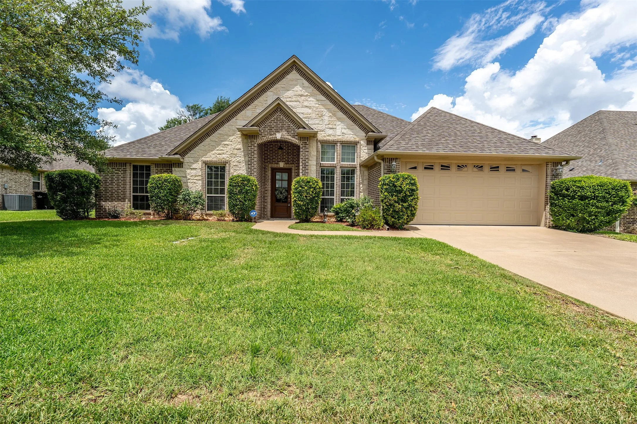 Single Family Residence For Sale in Smith County , 16532 Milwood, Tyler, Texas 75703, 3 Bedroom, 2 Bathroom, 2 Garage spaces, 1,962 Sqft, built in 2007, mls#21304503, Real Estate Agent in Tyler, Homes For Sale in Smith county, Homes For Sale in Tyler, Realtor in Tyler Texas, Real Estate Brokerage Independent Realty Texas, Luminita Cordes Realtor