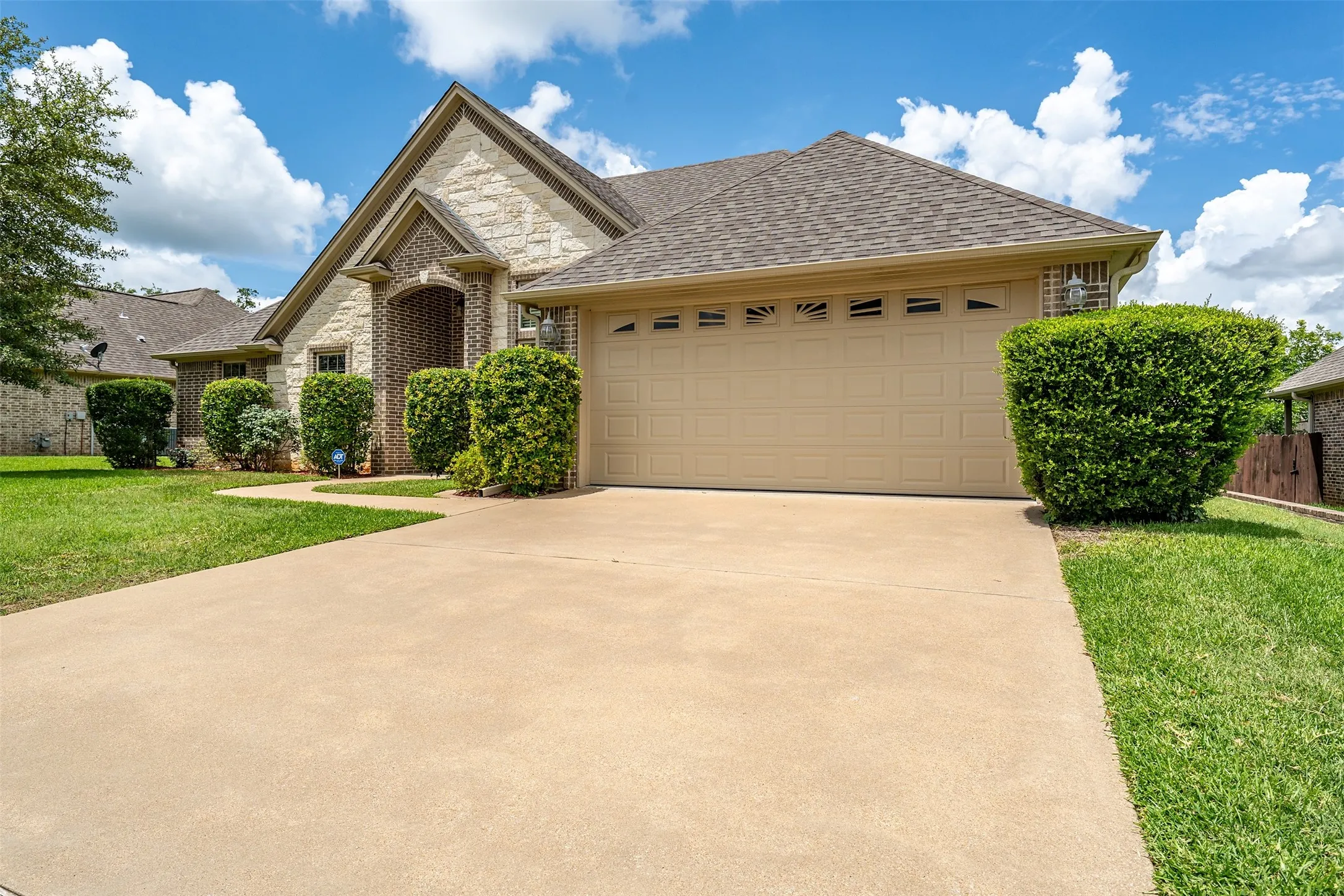 Single Family Residence For Sale in Smith County , 16532 Milwood, Tyler, Texas 75703, 3 Bedroom, 2 Bathroom, 2 Garage spaces, 1,962 Sqft, built in 2007, mls#21304503, Real Estate Agent in Tyler, Homes For Sale in Smith county, Homes For Sale in Tyler, Realtor in Tyler Texas, Real Estate Brokerage Independent Realty Texas, Luminita Cordes Realtor
