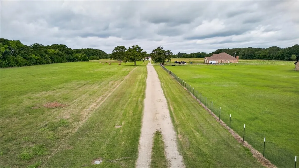 Single Family Residence For Sale in Kaufman County , 16140 County Road 4009, Mabank, Texas 75147, 4 Bedroom, 3 Bathroom, 2 Garage spaces, 3,161 Sqft, built in 1997, mls#21304523, Real Estate Agent in Mabank, Homes For Sale in Kaufman county, Homes For Sale in Mabank, Realtor in Mabank Texas, Real Estate Brokerage Independent Realty Texas, Luminita Cordes Realtor